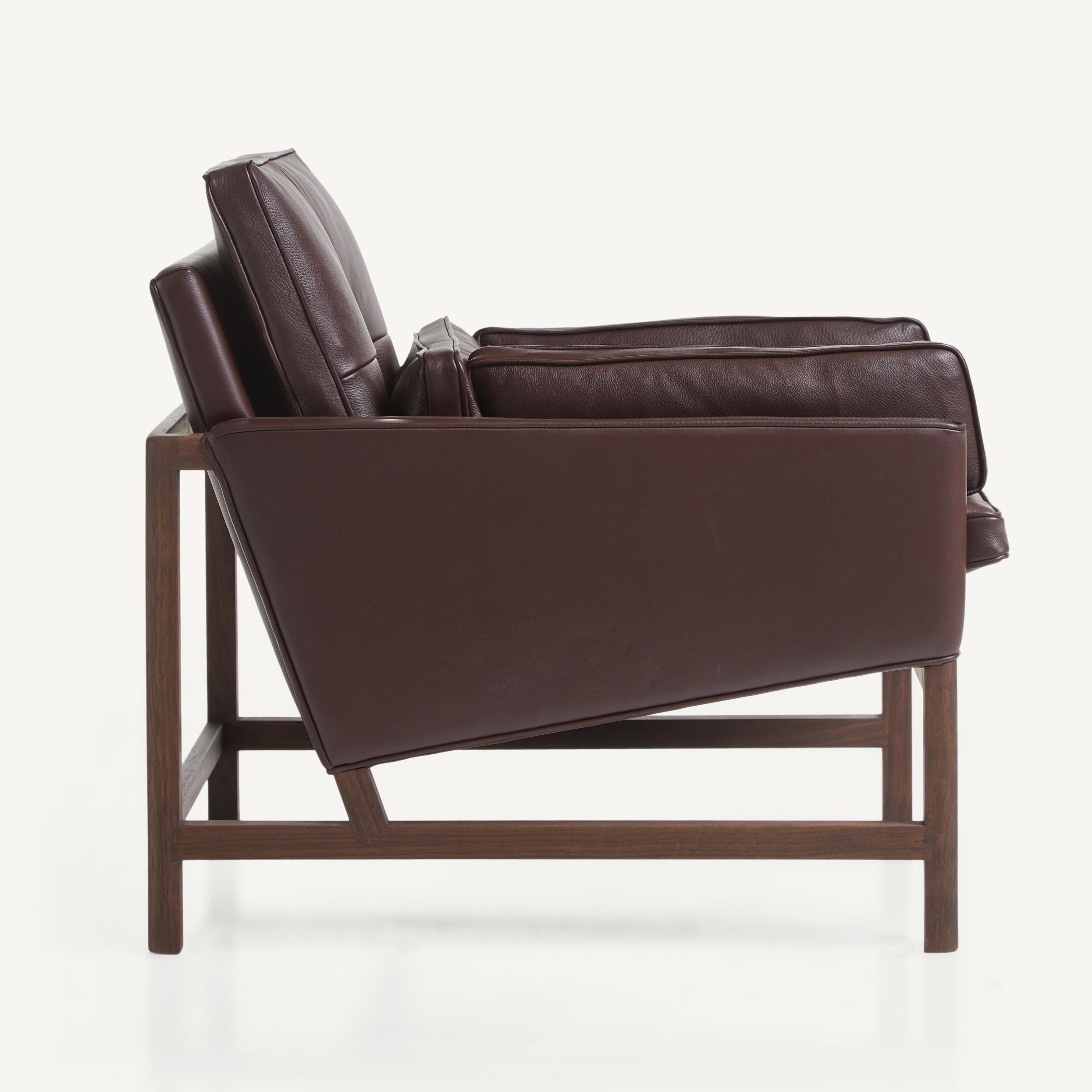 Im Angebot: Loungesessel mit niedriger Rückenlehne und Holzrahmen aus Nussbaumholz in Schwarz, Öl, entworfen von Craig Bassam, Brown (Comfort 93287 Chocolate) 5