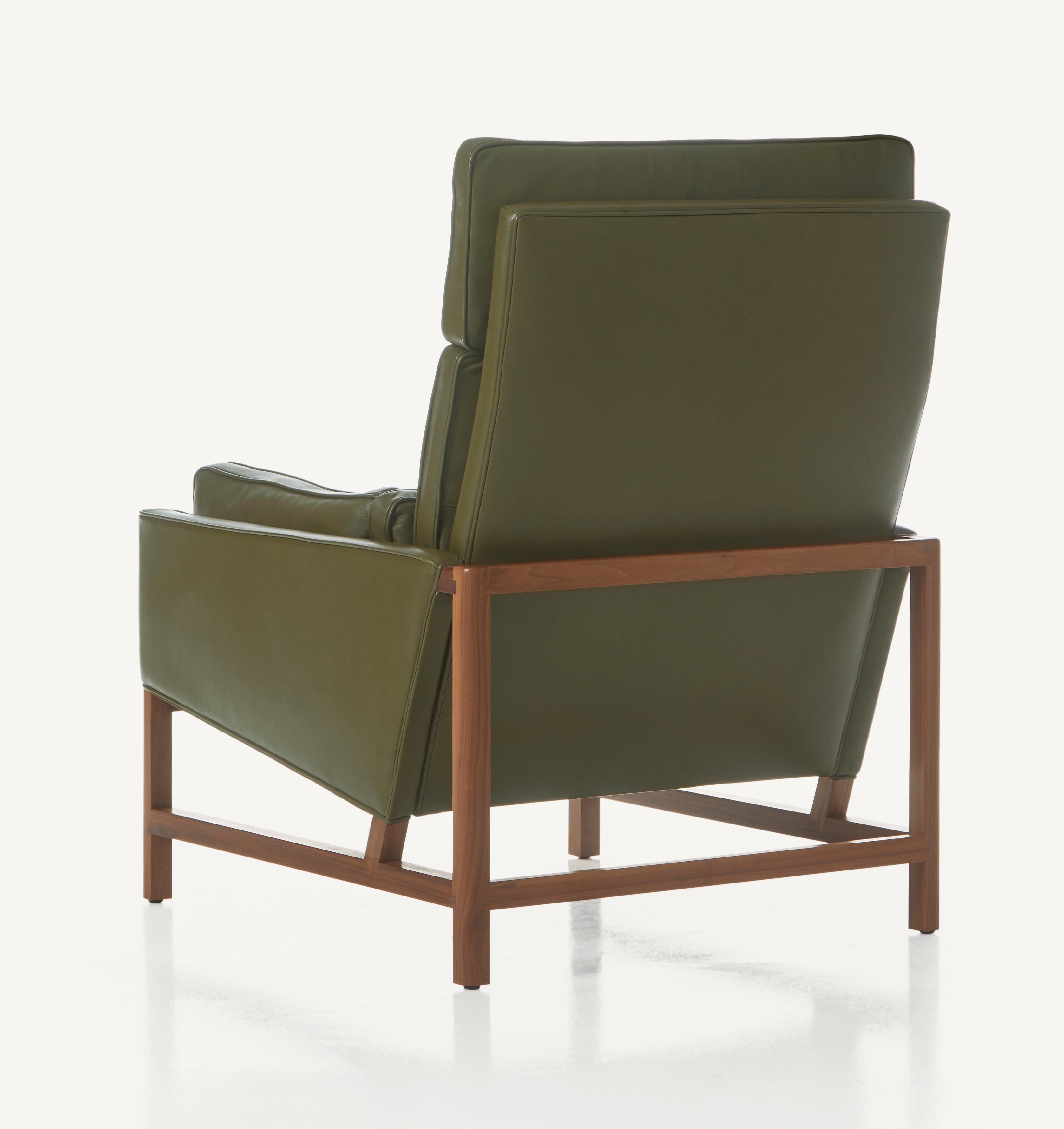 Im Angebot: Loungesessel mit Holzrahmen und hoher Rückenlehne aus Nussbaumholz und Leder, entworfen von Craig Bassam, Brown (Elegant 48027 Olive) 2