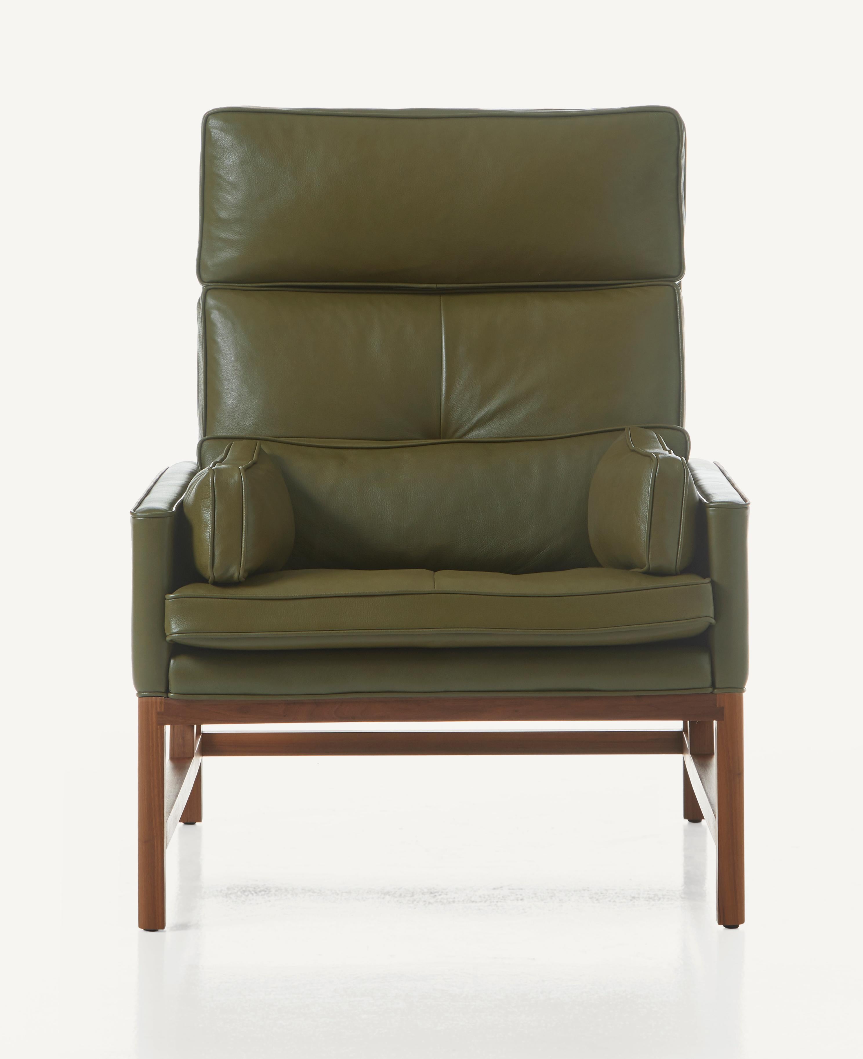 Im Angebot: Loungesessel mit Holzrahmen und hoher Rückenlehne aus Nussbaumholz und Leder, entworfen von Craig Bassam, Brown (Elegant 48027 Olive) 3