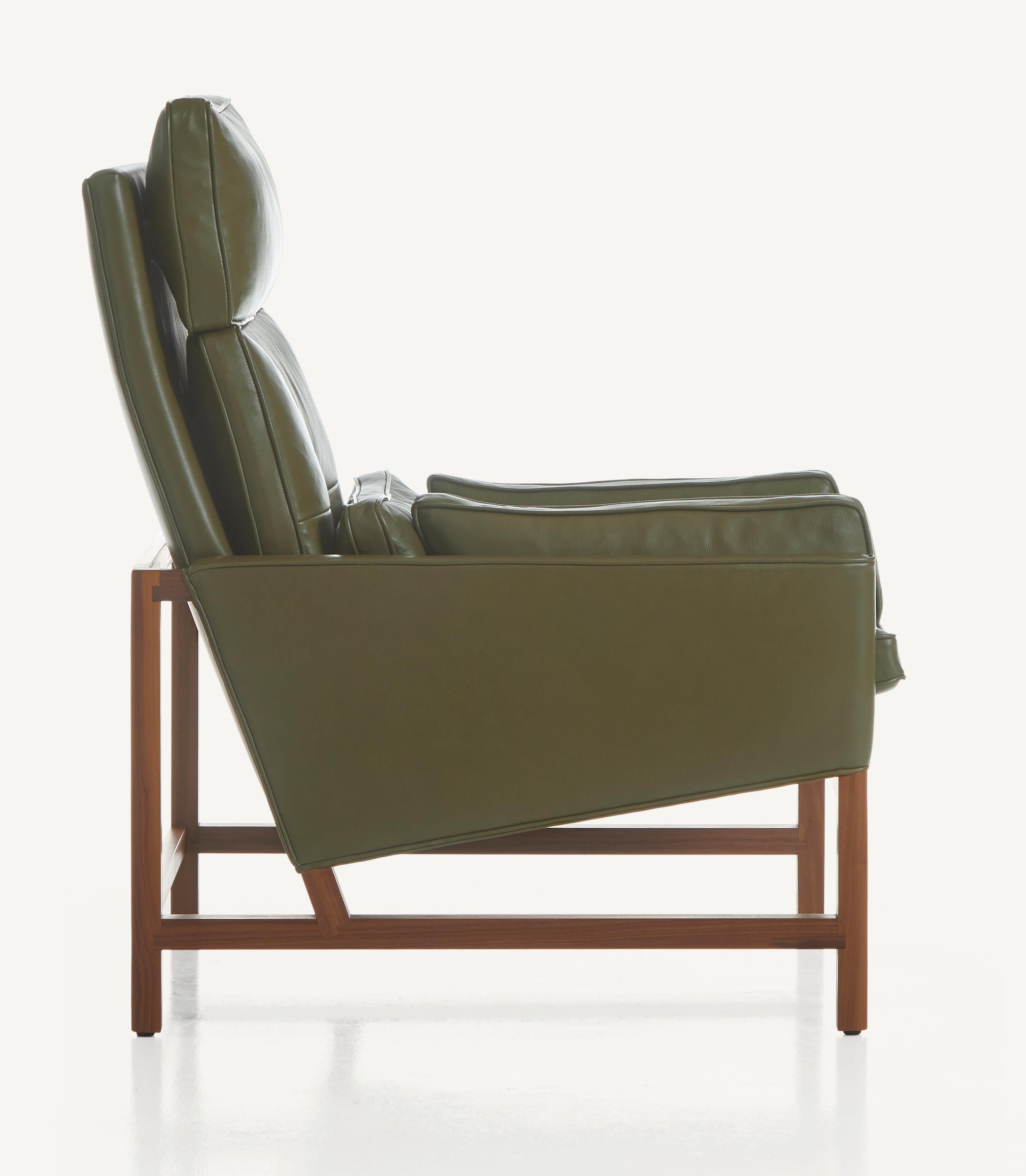 Im Angebot: Loungesessel mit Holzrahmen und hoher Rückenlehne aus Nussbaumholz und Leder, entworfen von Craig Bassam, Brown (Elegant 48027 Olive) 4