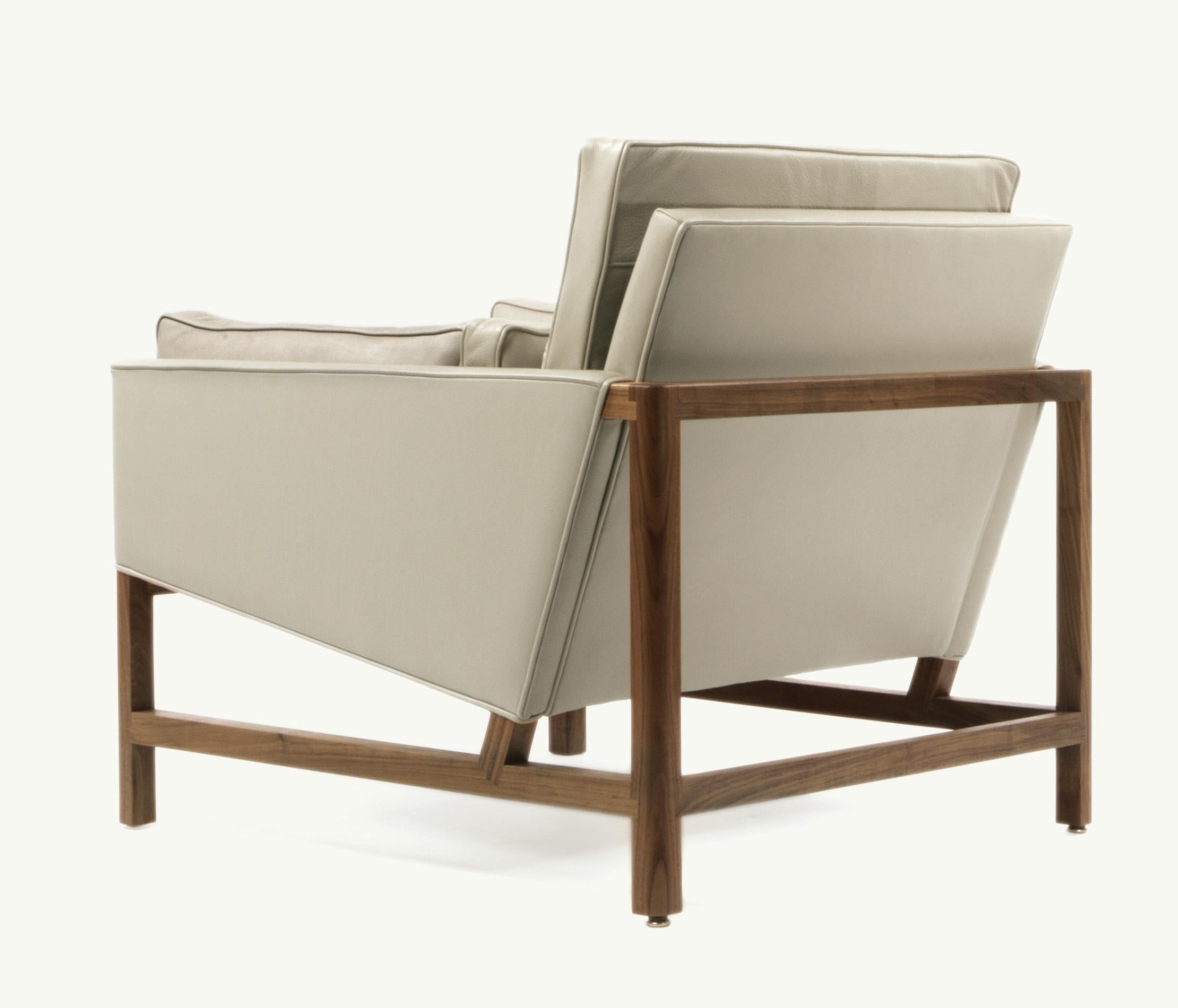 Im Angebot: Loungesessel mit niedriger Rückenlehne und Holzrahmen aus Nussbaumholz und Leder, entworfen von Craig Bassam, Gray (Comfort 12114 Gray Beige) 2