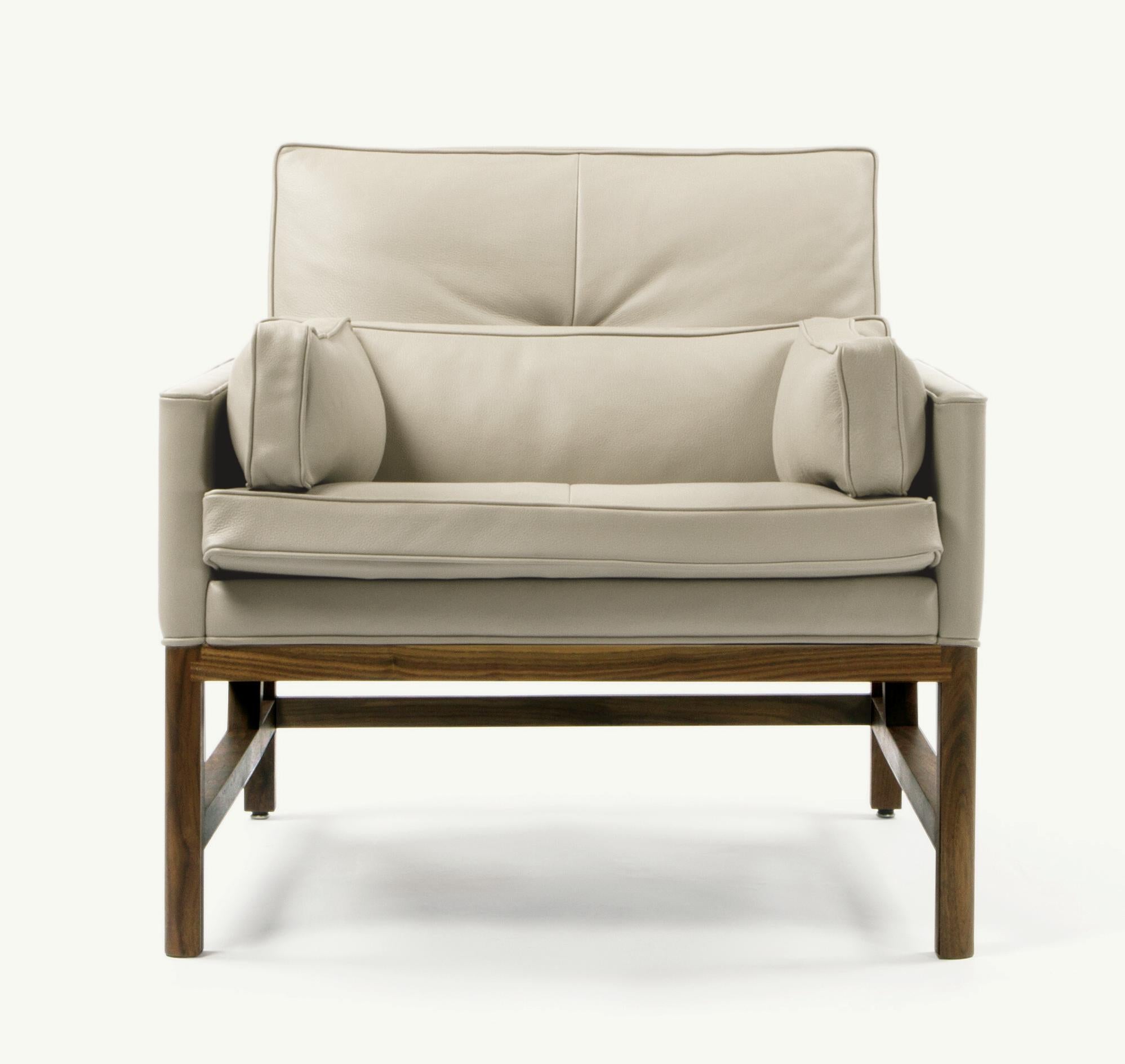 Im Angebot: Loungesessel mit niedriger Rückenlehne und Holzrahmen aus Nussbaumholz und Leder, entworfen von Craig Bassam, Gray (Comfort 12114 Gray Beige) 3