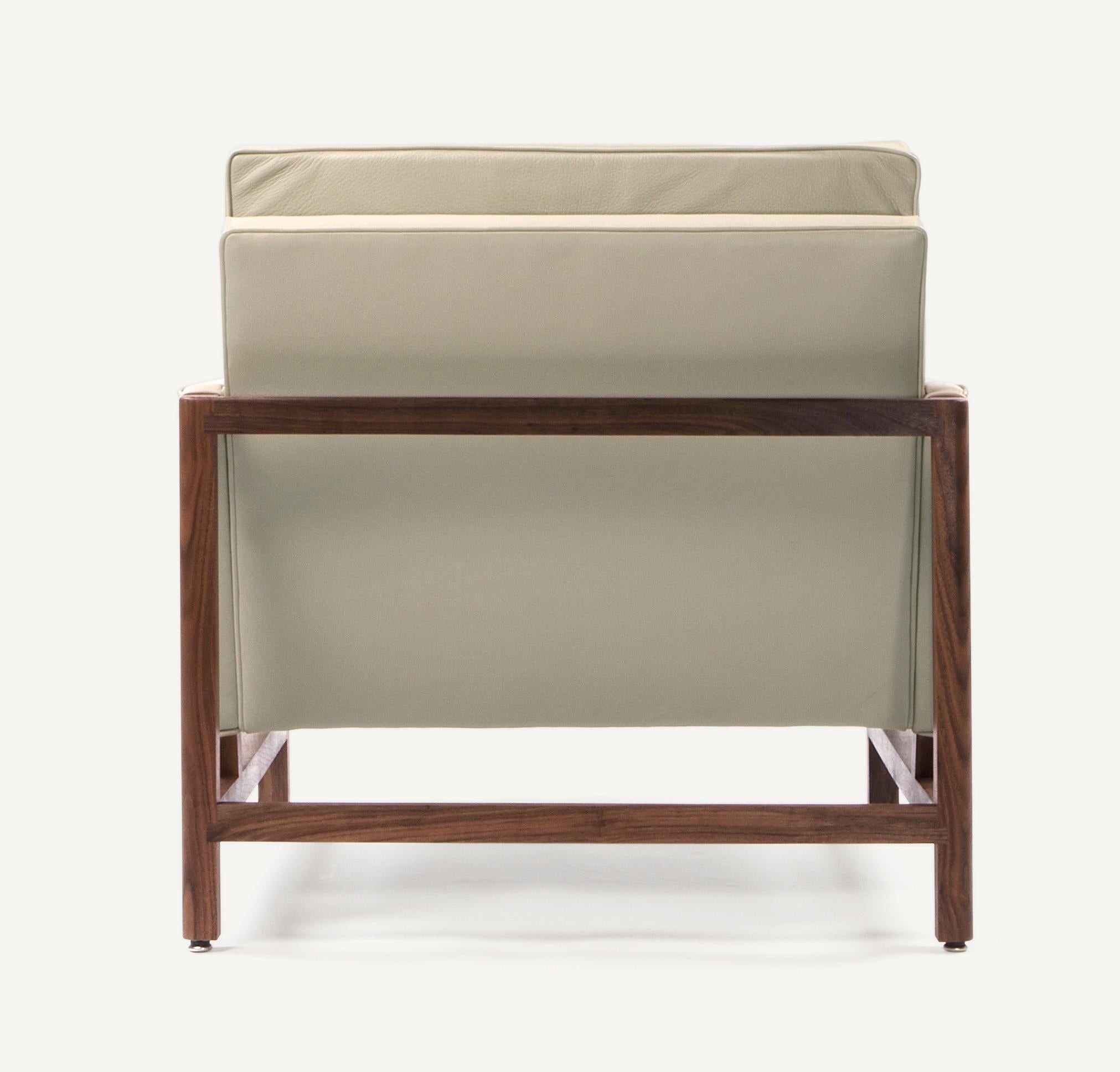 En vente : Gray (Comfort 12114 Gray Beige) Chaise longue à dossier bas en noyer et cuir avec structure en bois Design/One 4