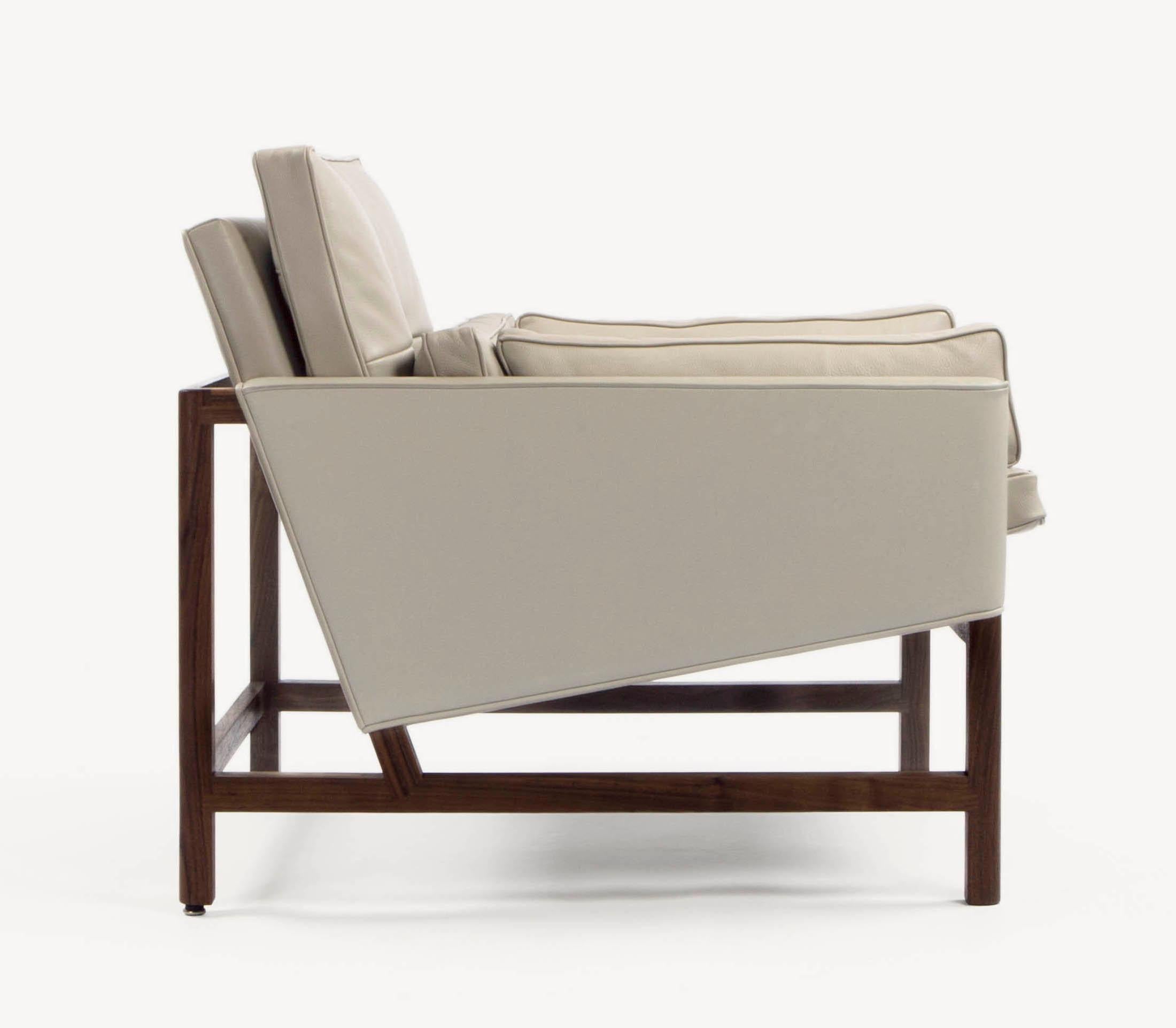 Im Angebot: Loungesessel mit niedriger Rückenlehne und Holzrahmen aus Nussbaumholz und Leder, entworfen von Craig Bassam, Gray (Comfort 12114 Gray Beige) 5