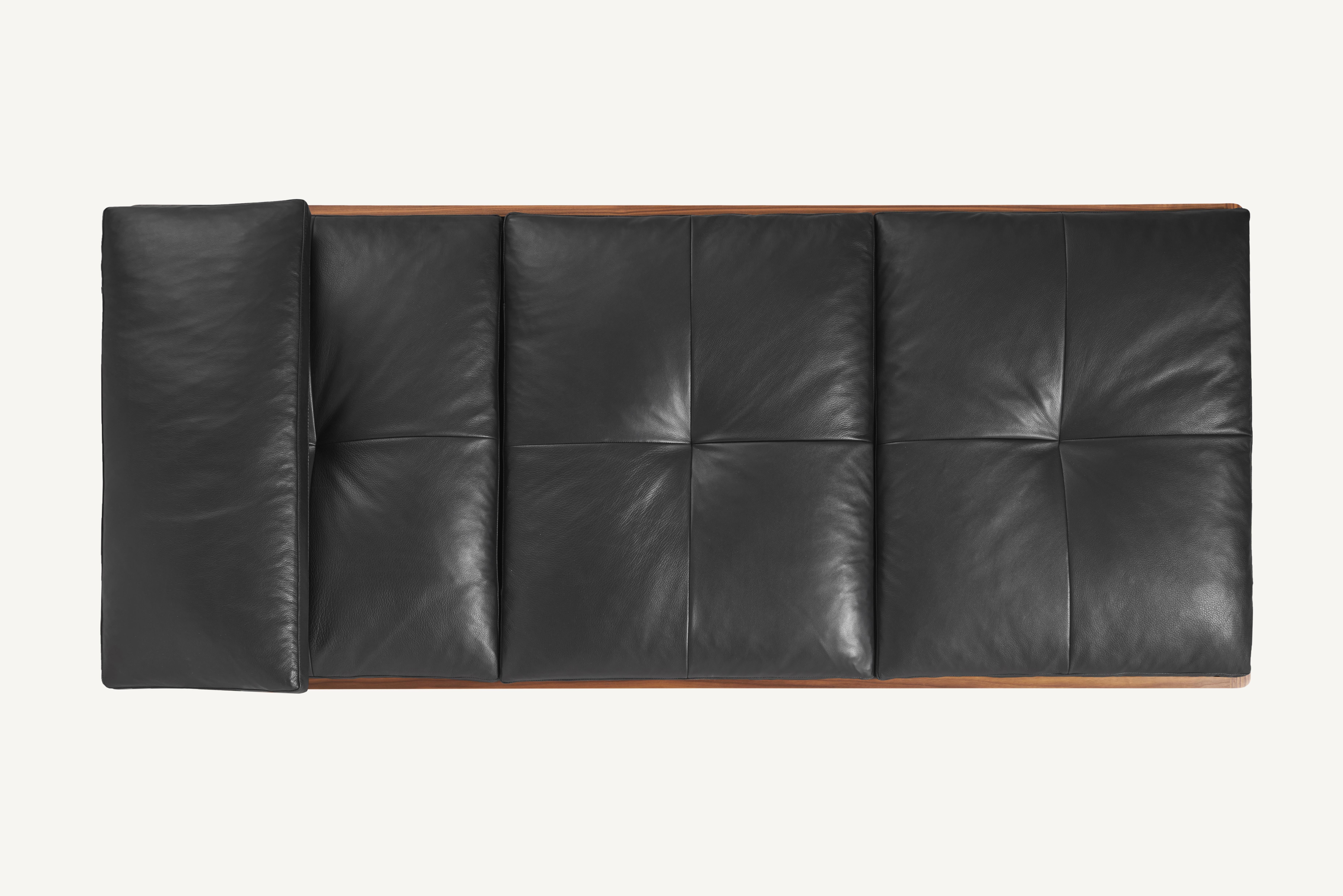 Im Angebot: Daybed aus Walnussholz und Leder entworfen von Craig Bassam, Black (Elegant 99001 Black) 5