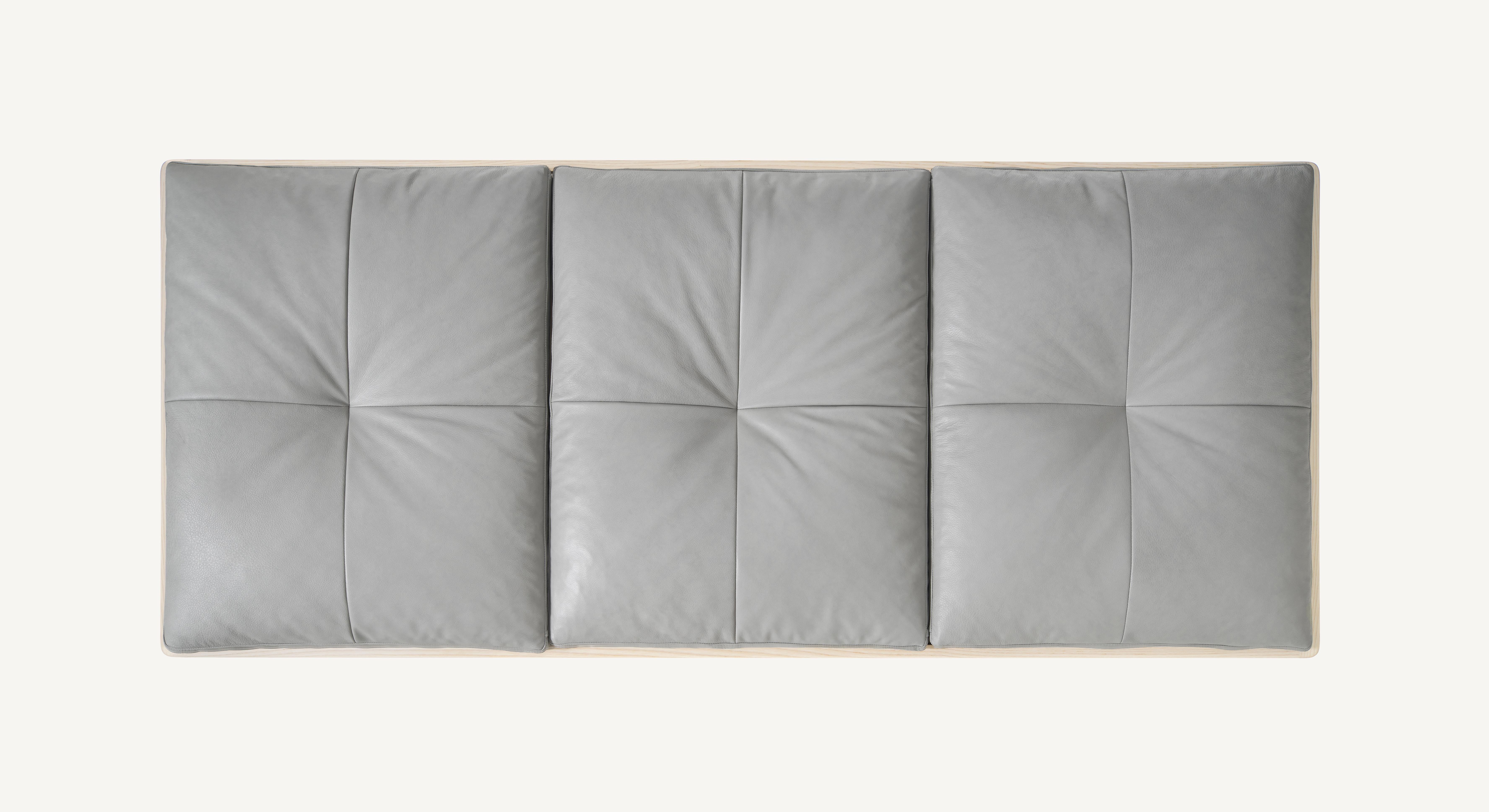 Im Angebot: Daybench aus weißer Esche und Leder, entworfen von Craig Bassam, Gray (Elegant 11038 Platinum Gray) 3
