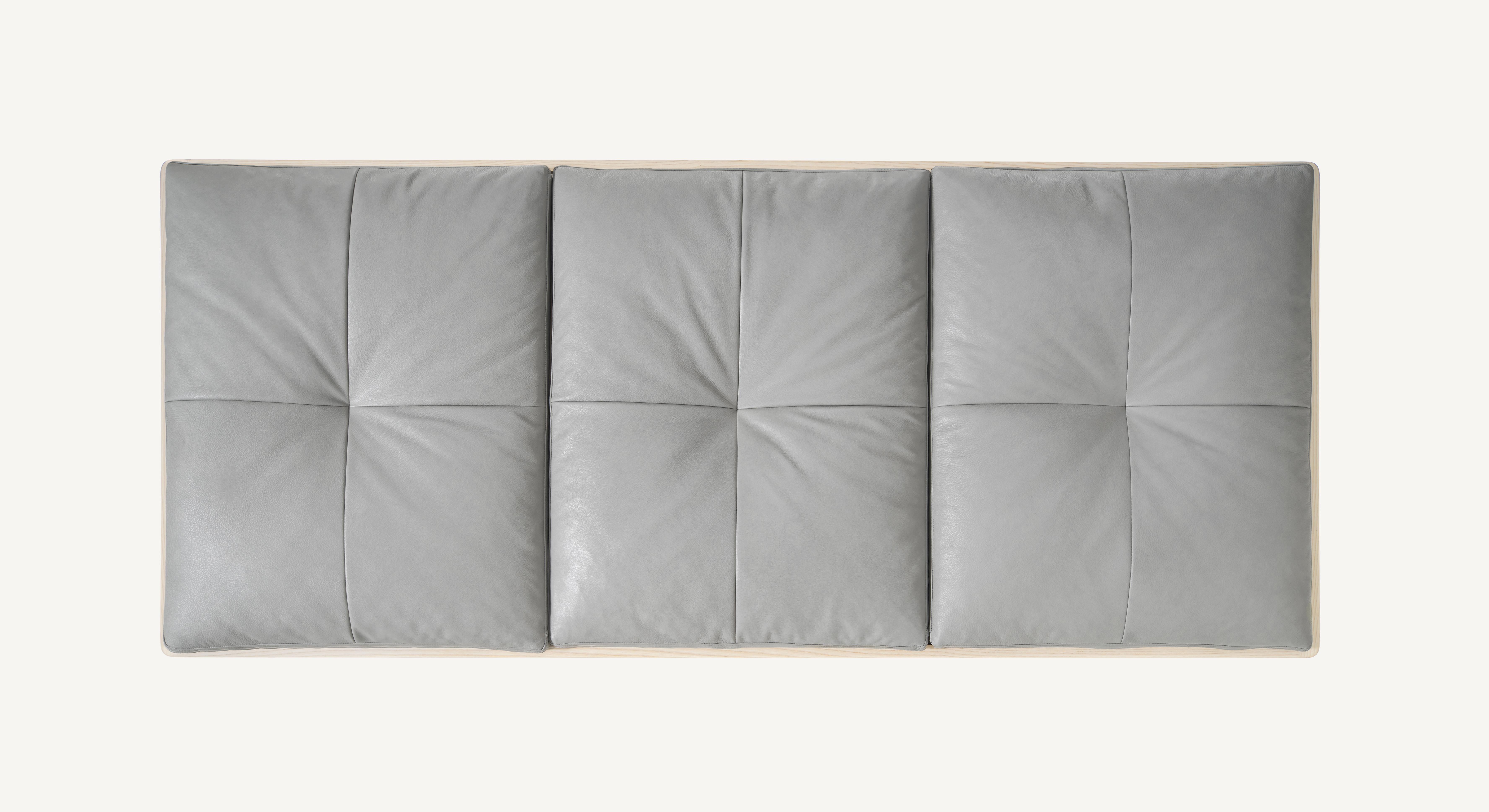 in vendita: Gray (Elegant 11038 Platinum Gray) Panca da giorno in frassino bianco e pelle disegnata da Craig Bassam 3