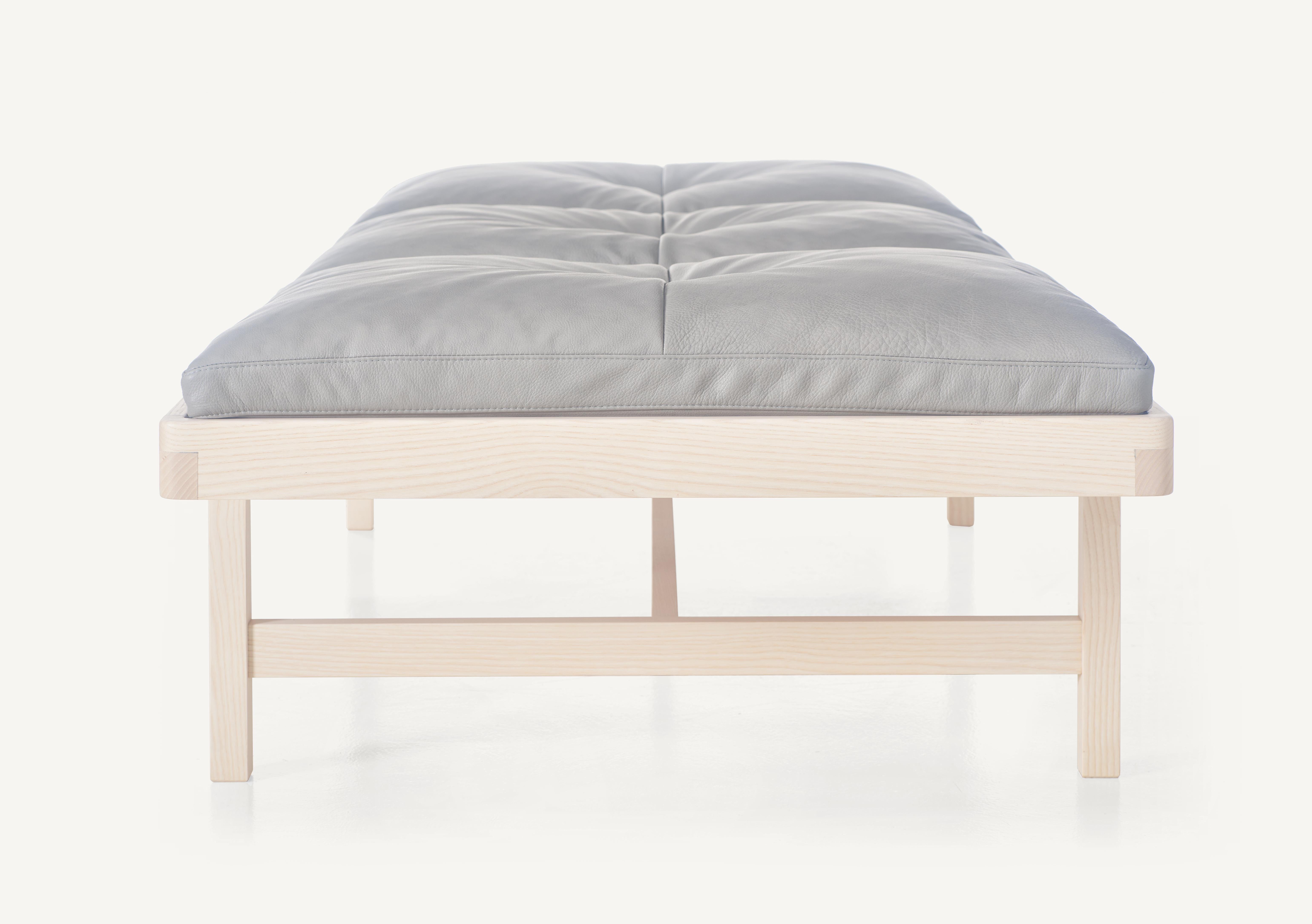 in vendita: Gray (Elegant 11038 Platinum Gray) Panca da giorno in frassino bianco e pelle disegnata da Craig Bassam 4