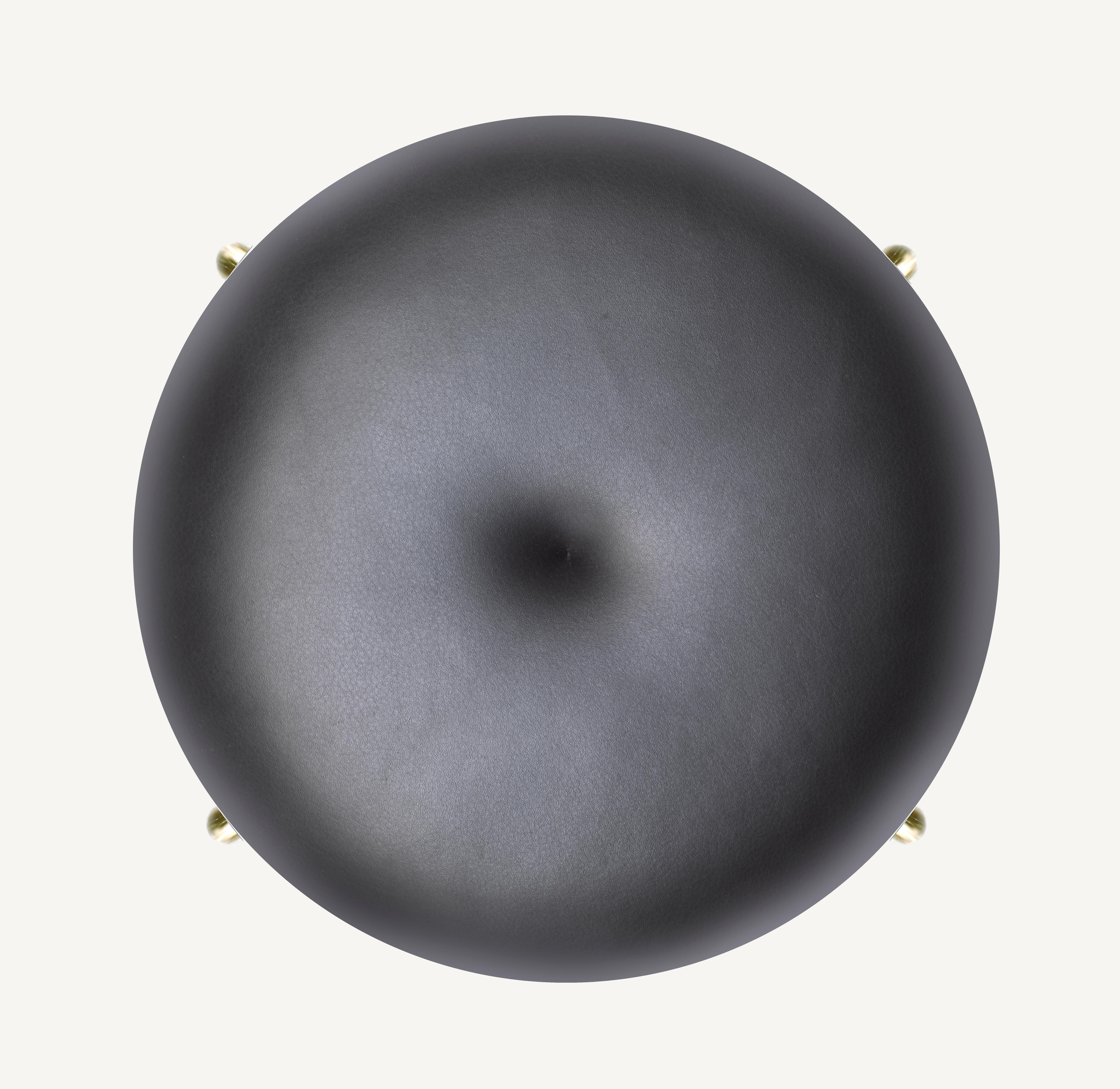 En vente : Black (Elegant 99001 Black) Tabouret de bar circulaire en laiton satiné et cuir conçu par Craig Bassam 2