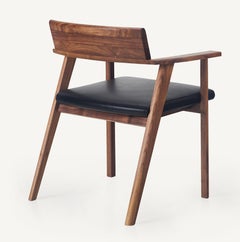 Sedia a cuneo in noce massiccio e pelle di Craig Bassam