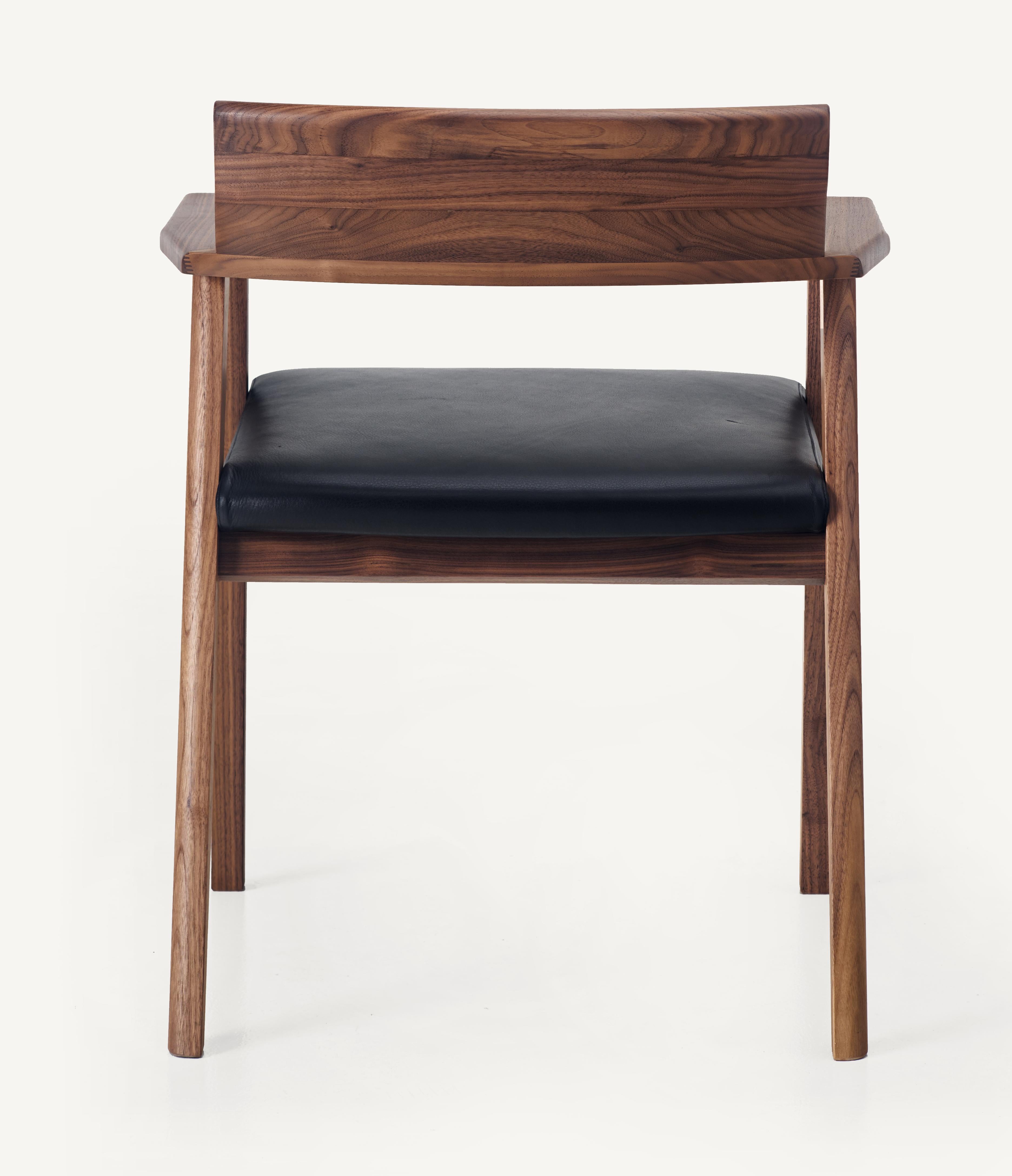 En vente : Black (Elegant 99001 Black) Chaise Wedge en noyer massif et cuir de Craig Bassam 4