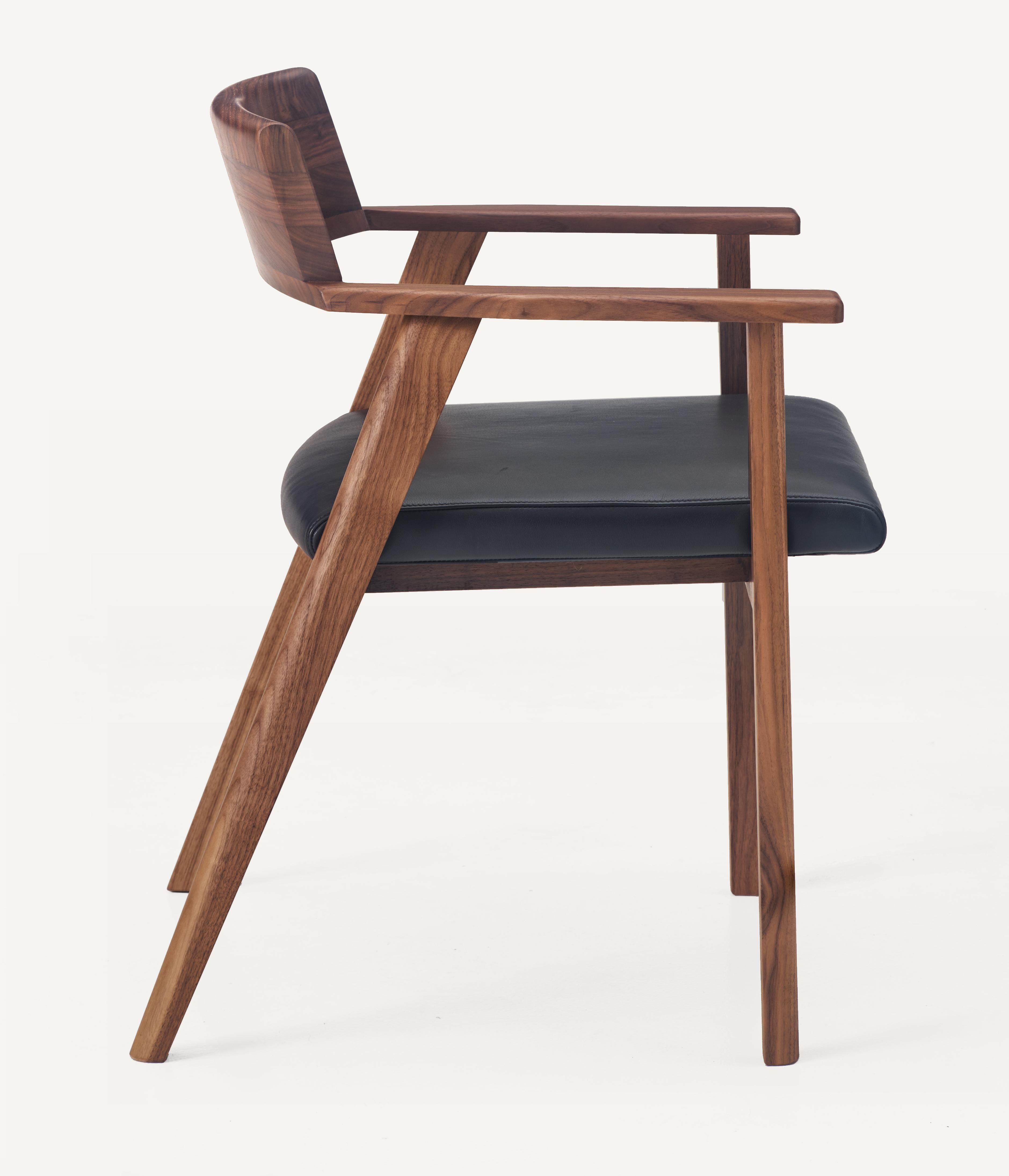 En vente : Black (Elegant 99001 Black) Chaise Wedge en noyer massif et cuir de Craig Bassam 5