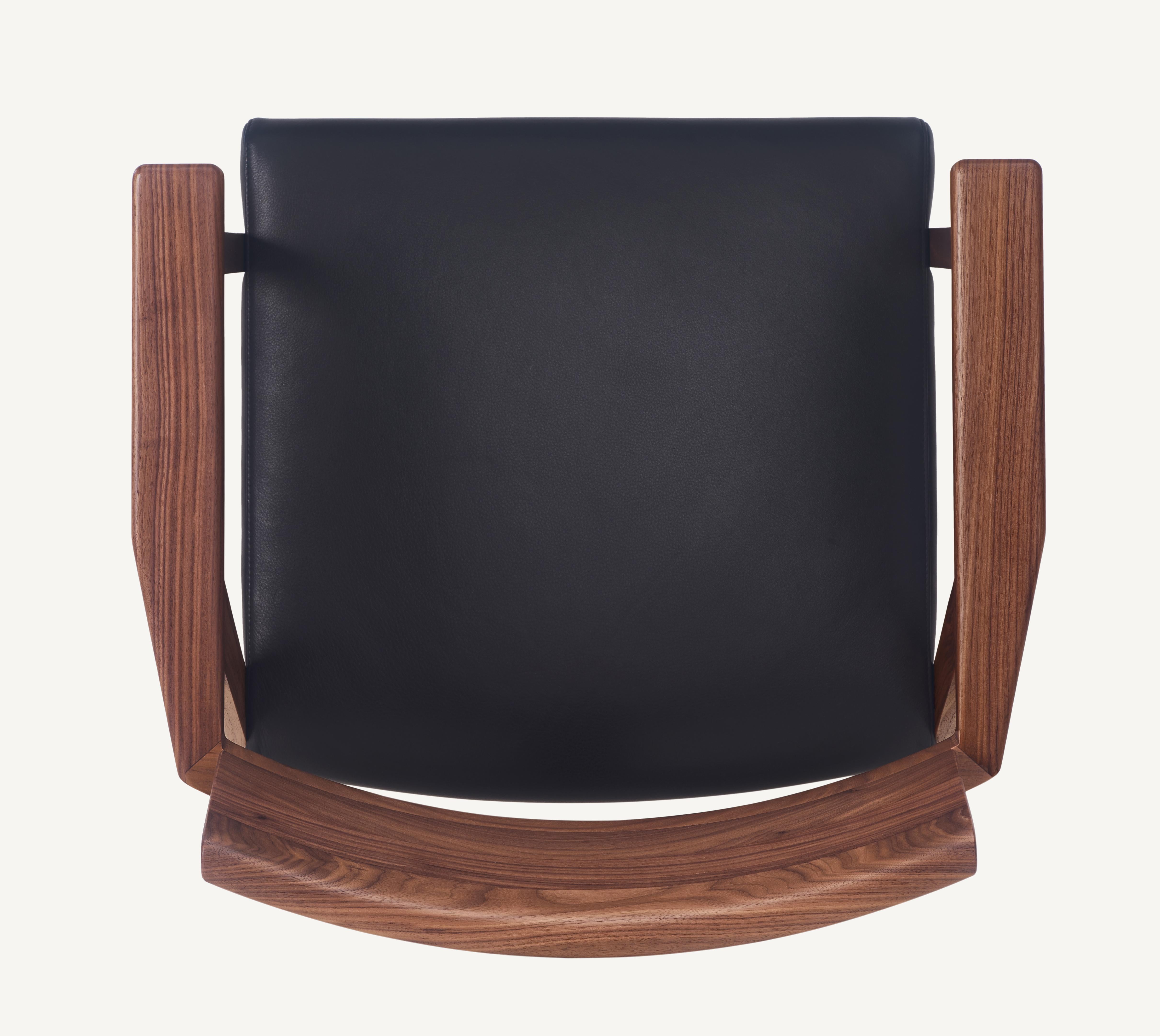 En vente : Black (Elegant 99001 Black) Chaise Wedge en noyer massif et cuir de Craig Bassam 6