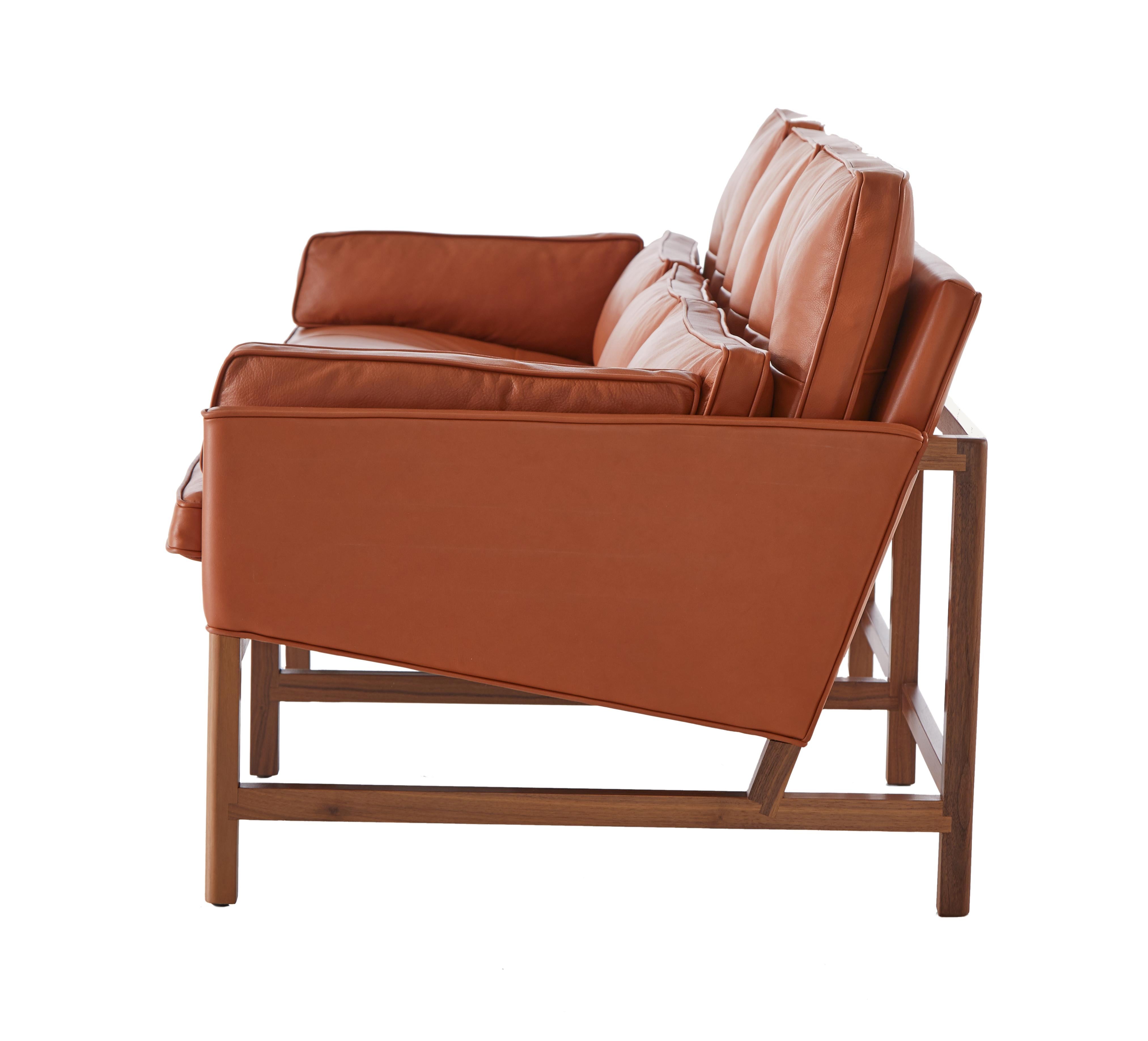 Im Angebot: Sofa mit niedriger Rückenlehne und Holzrahmen aus Nussbaum und Leder, entworfen von Craig Bassam, Brown (Comfort 33286 Chestnut Brown) 3