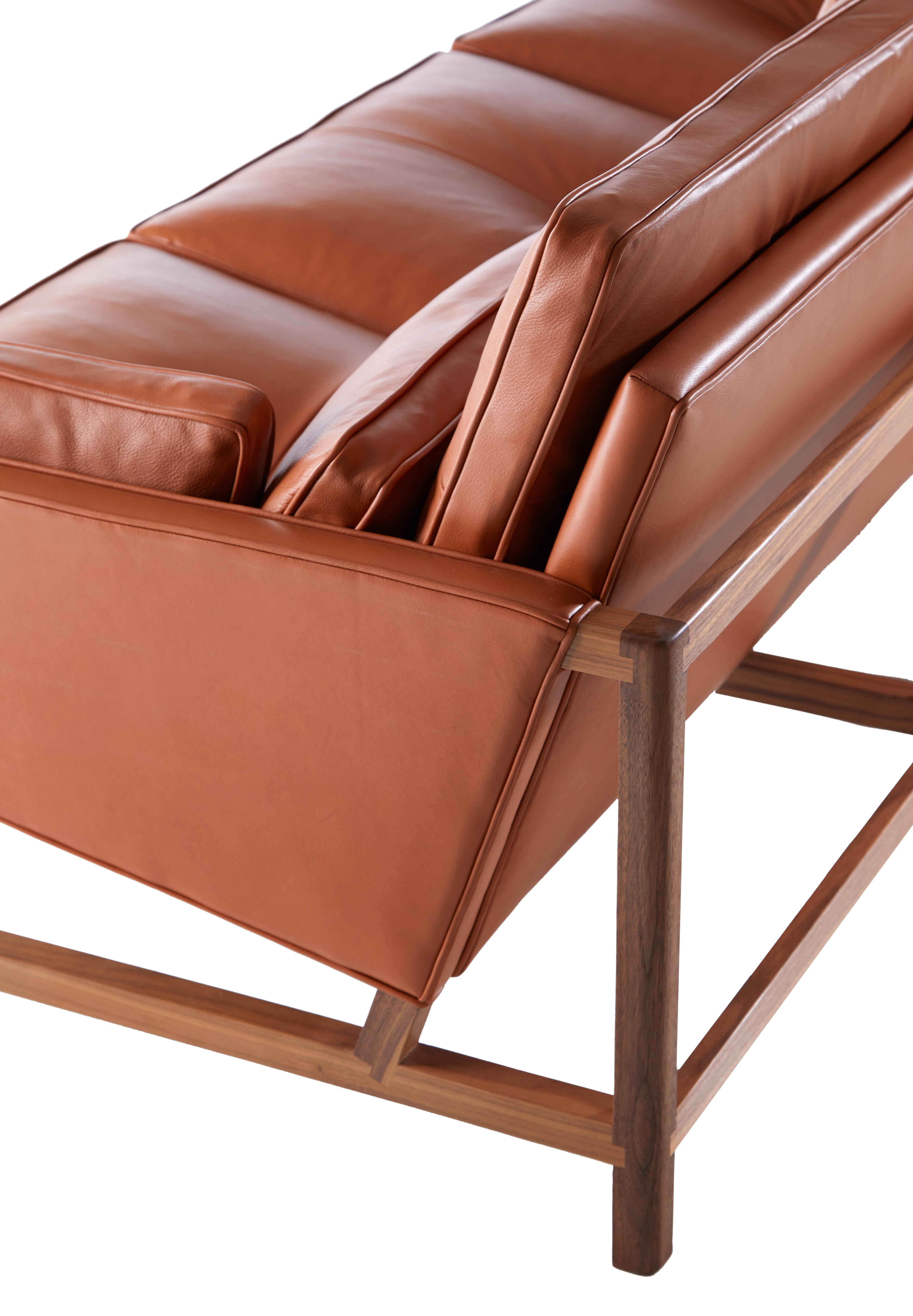Im Angebot: Sofa mit niedriger Rückenlehne und Holzrahmen aus Nussbaum und Leder, entworfen von Craig Bassam, Brown (Comfort 33286 Chestnut Brown) 4
