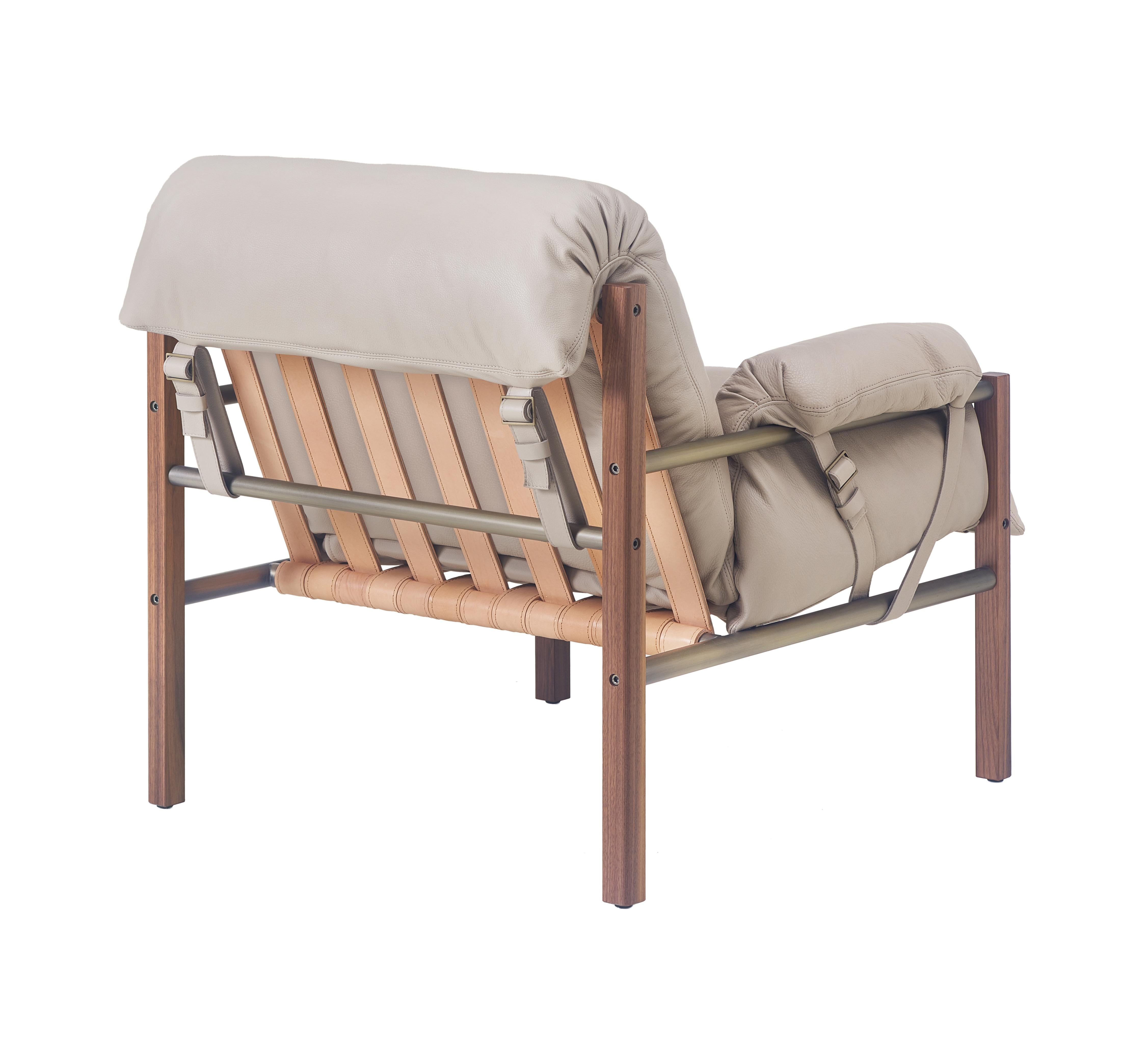 Im Angebot: Sling Club Chair aus massivem Walnussholz, Bronze und Leder entworfen von Craig Bassam, Gray (Comfort 12114 Gray Beige) 2