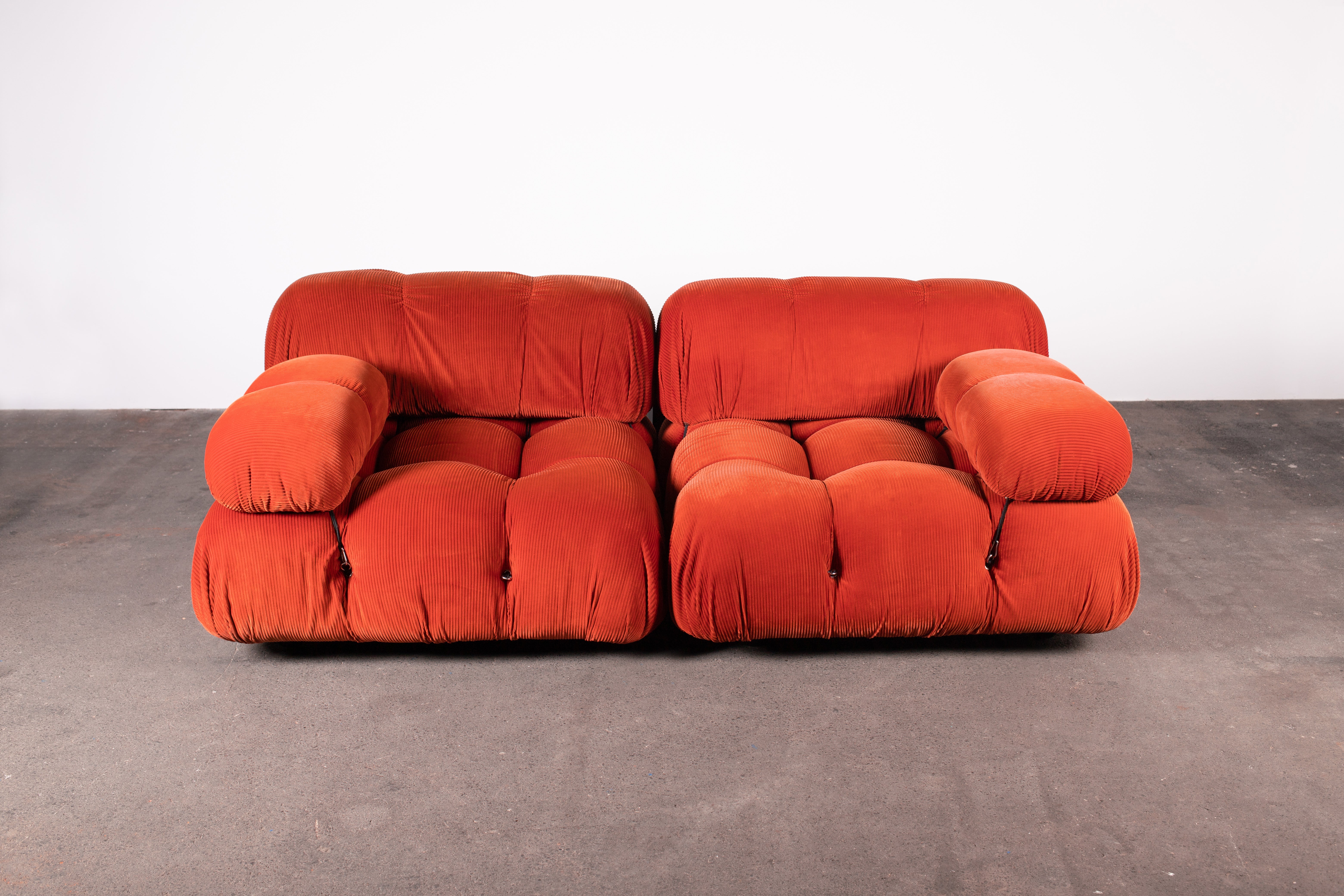Original frühes B&B Italia Organic Modern 2-teiliges Camaleonda Sektionssofa von Mario Bellini in orangefarbenem Cordstoff. Besteht aus zwei Sesseln im größten 3x3-Format der Serie. Beide haben Rückenlehnen und eine Armlehne. Beistelltische sind