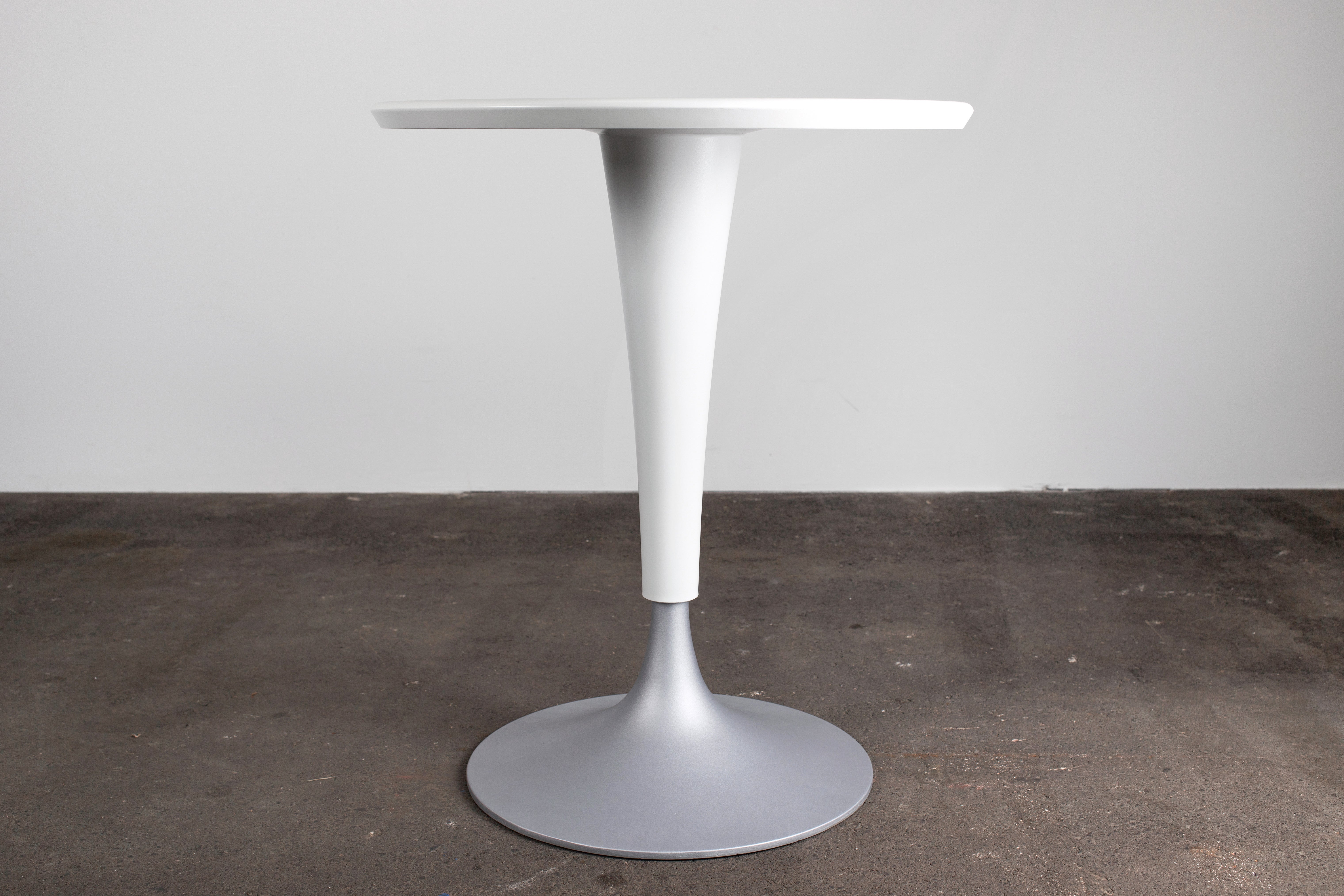 Philippe Starck tables de bar rondes Tulip blanches pour l'intérieur/extérieur «DR.NA » pour Driade