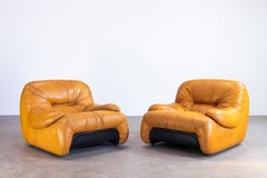Coppia di poltrone Malù in pelle color cognac, anni '70, disegnate da Diego Mattu per 1P