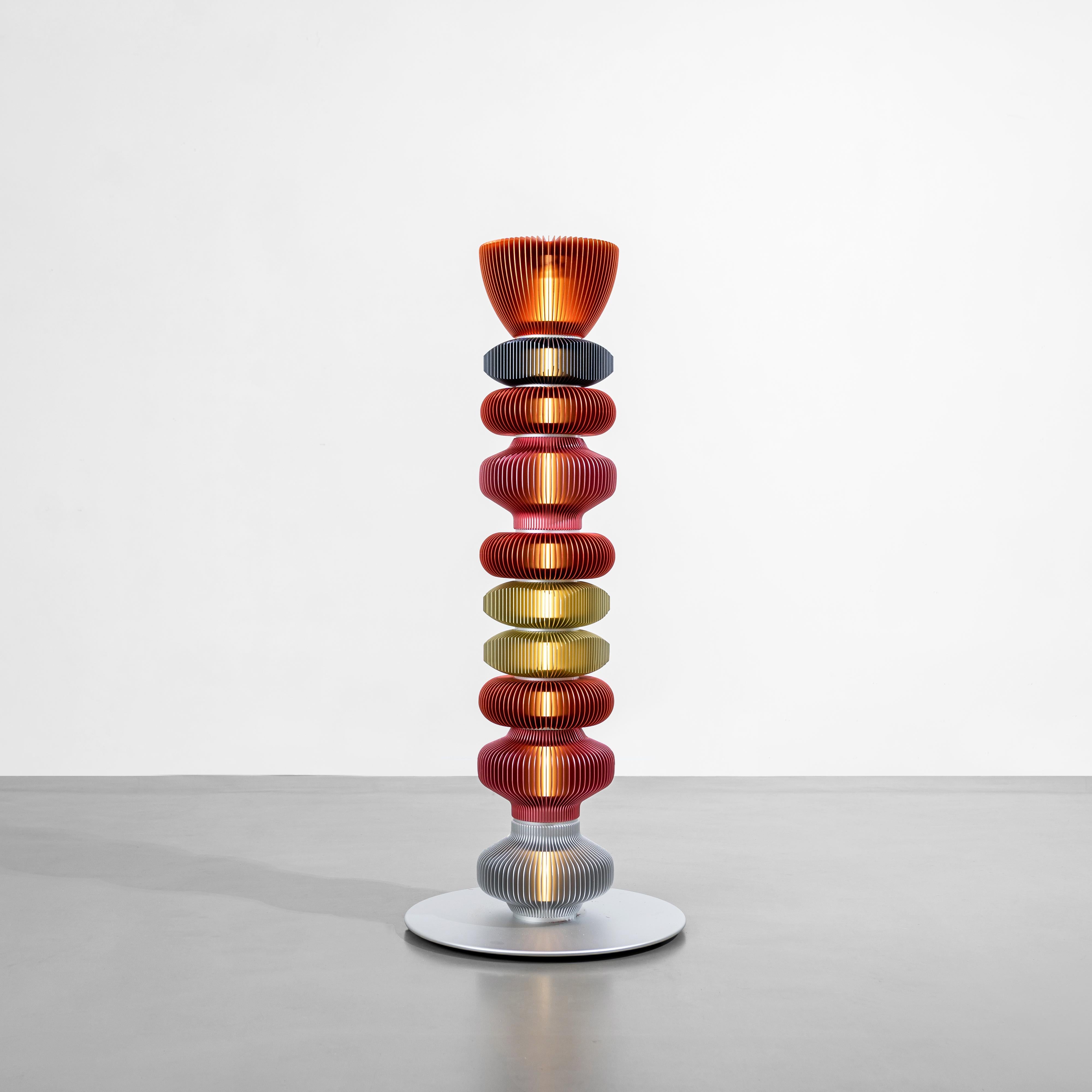 TOTEM-14 by Michael Young, lampadaire au design Contemporary en vente 6