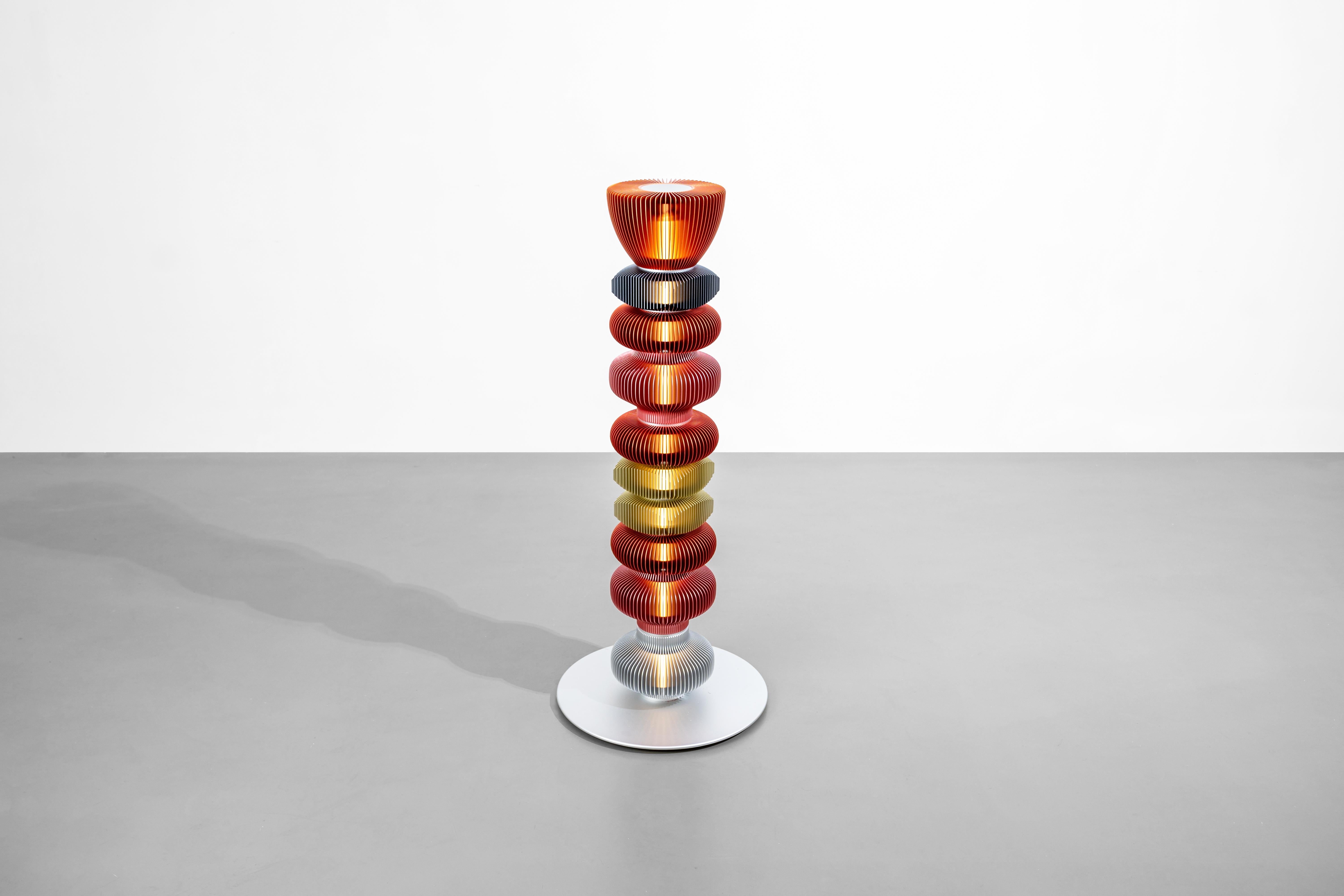 TOTEM-14 by Michael Young, lampadaire au design Contemporary en vente 10