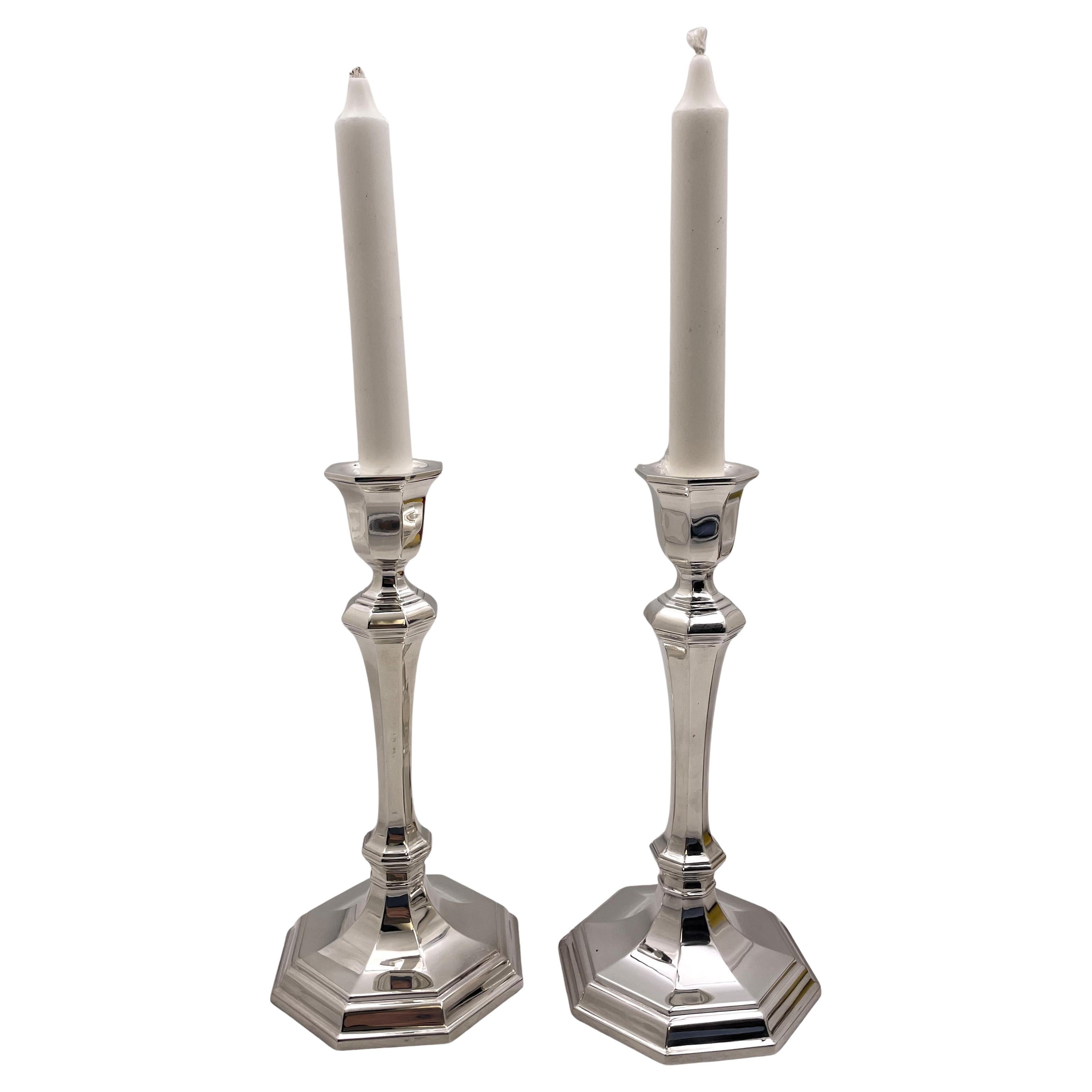 Pareja de Tiffany 
Co. Candelabros de plata de ley modernos de mediados de siglo con caja en venta