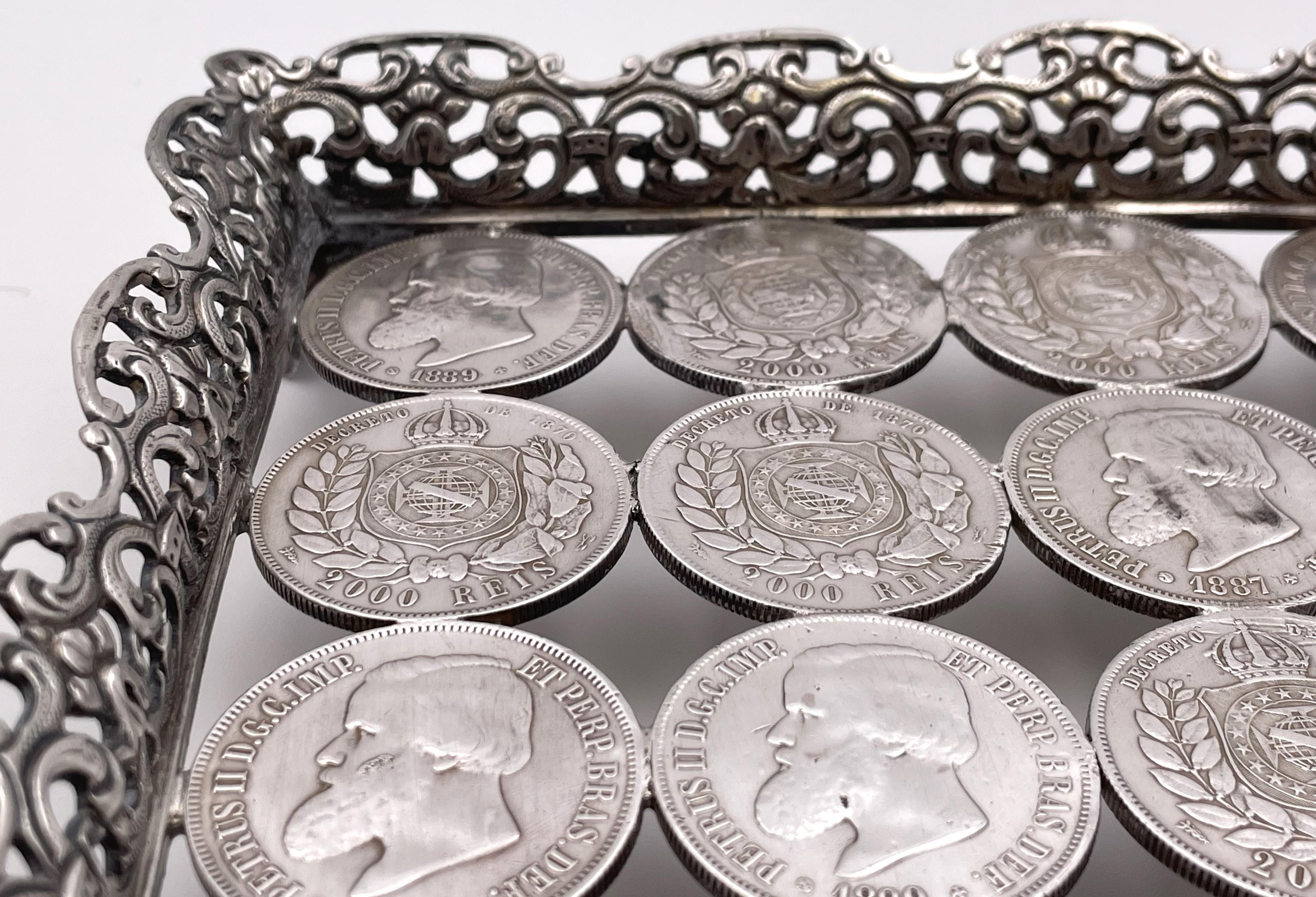 Raro set brasiliano di 3 vassoi con piedi in argento realizzati con monete del XIX e XX secolo in vendita 2