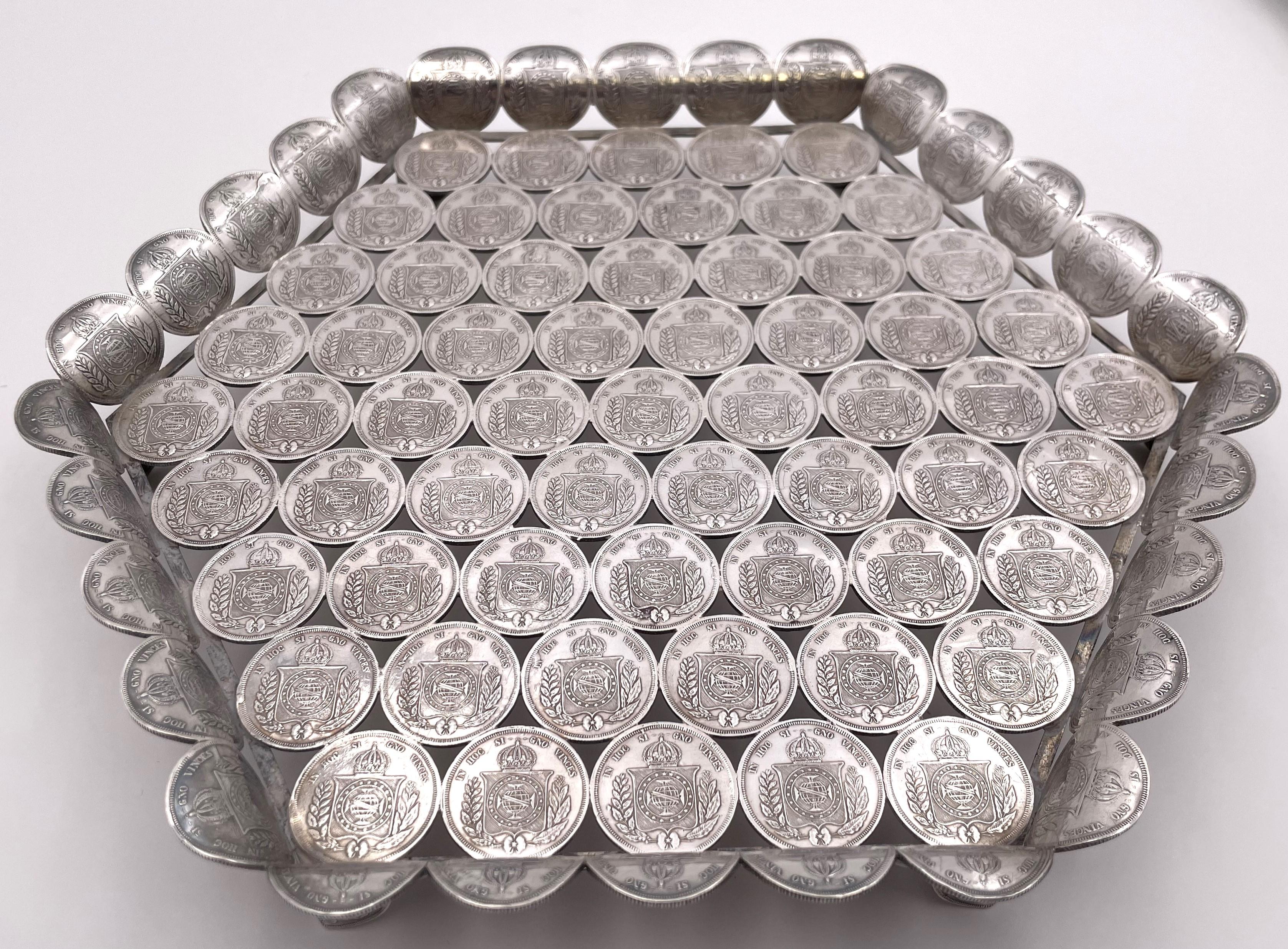 Raro set di 3 vassoi di monete d'argento brasiliane, del XIX secolo o dell'inizio del XX secolo, composto da:

un vassoio quadrato che misura 8 1/4'' per 8 1/4'' per 1 1/8'' di altezza

un vassoio esagonale che poggia su 3 piedi sferici e misura 6