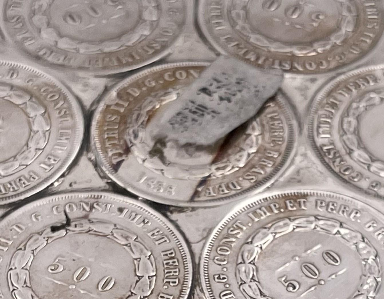 Raro set brasiliano di 3 vassoi con piedi in argento realizzati con monete del XIX e XX secolo in vendita 8