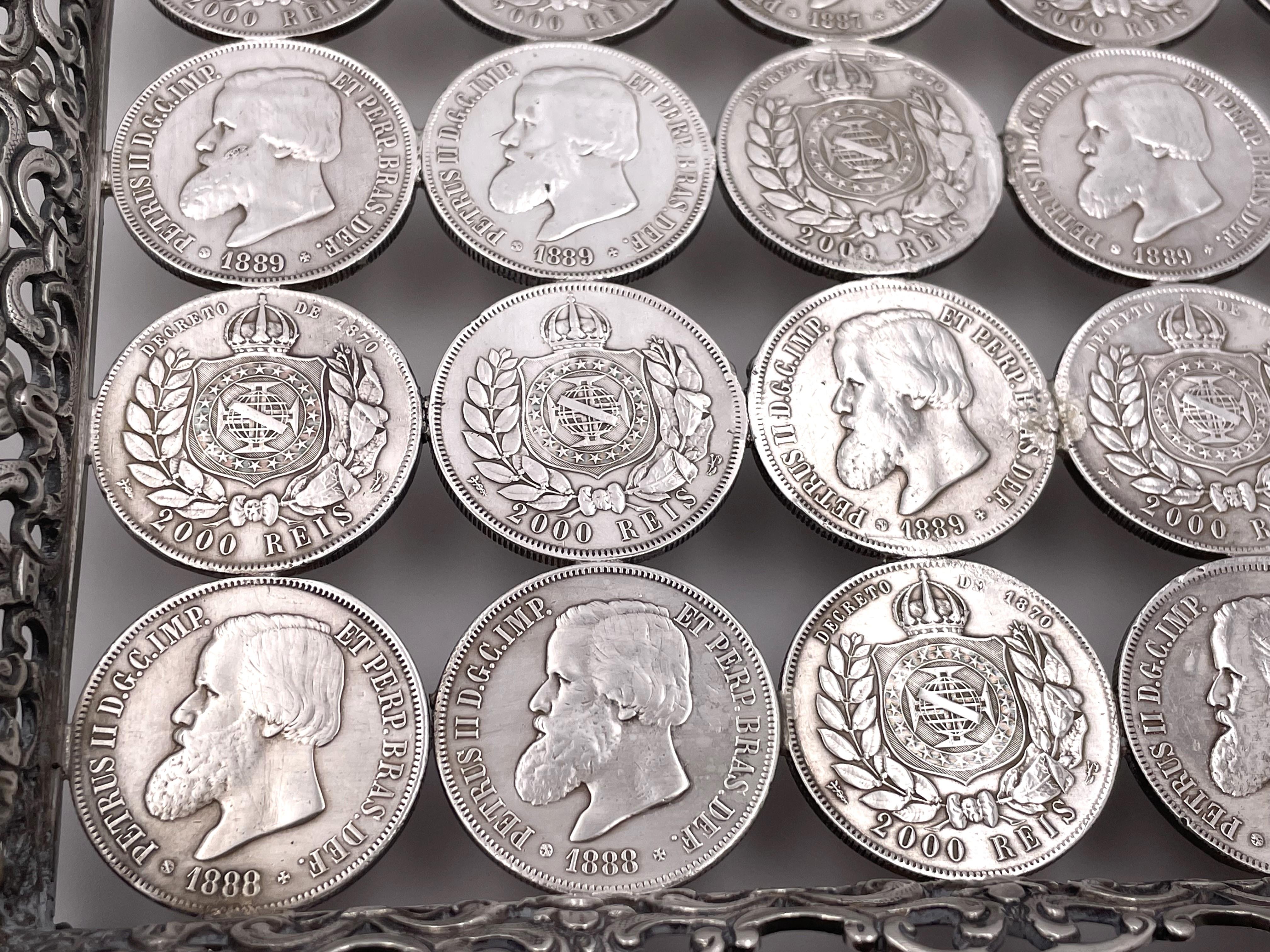 Raro set brasiliano di 3 vassoi con piedi in argento realizzati con monete del XIX e XX secolo in vendita 1