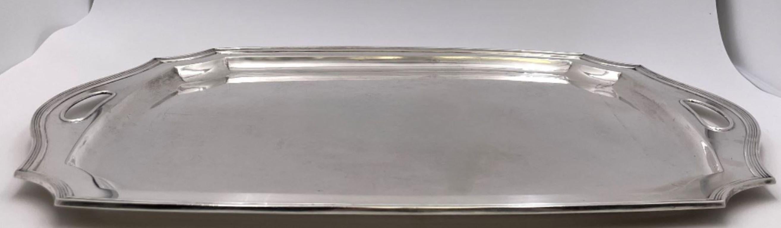 Tiffany & Co. Sterlingsilber-Tablett mit zwei Griffen im Art-Déco-Stil mit elegantem, geometrischem Muster und der Musternummer 20677 aus dem Jahr 1926. Es misst 25'' von Griff zu Griff (20'' in der Länge ohne den Rand) von 18'' in der Breite von