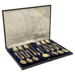 Cucharas y pinzas de plata de ley dorada de Francis Higgins, de 1865, con motivos de hojas
