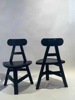 Tres sillas de estilo folclórico talladas a mano en haya maciza.