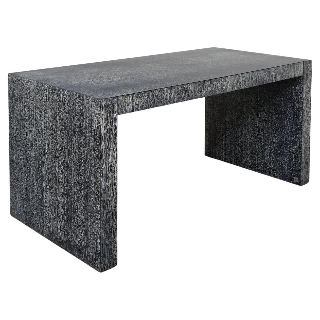 Dieser elegante und beeindruckende Schreibtisch wurde von Giorgio Armani im Geiste von Jean Michel Frank entworfen, dem ikonischen französischen Designer, der auch heute noch als Meister der minimalistischen Eleganz gilt.

Der Schreibtisch ist aus