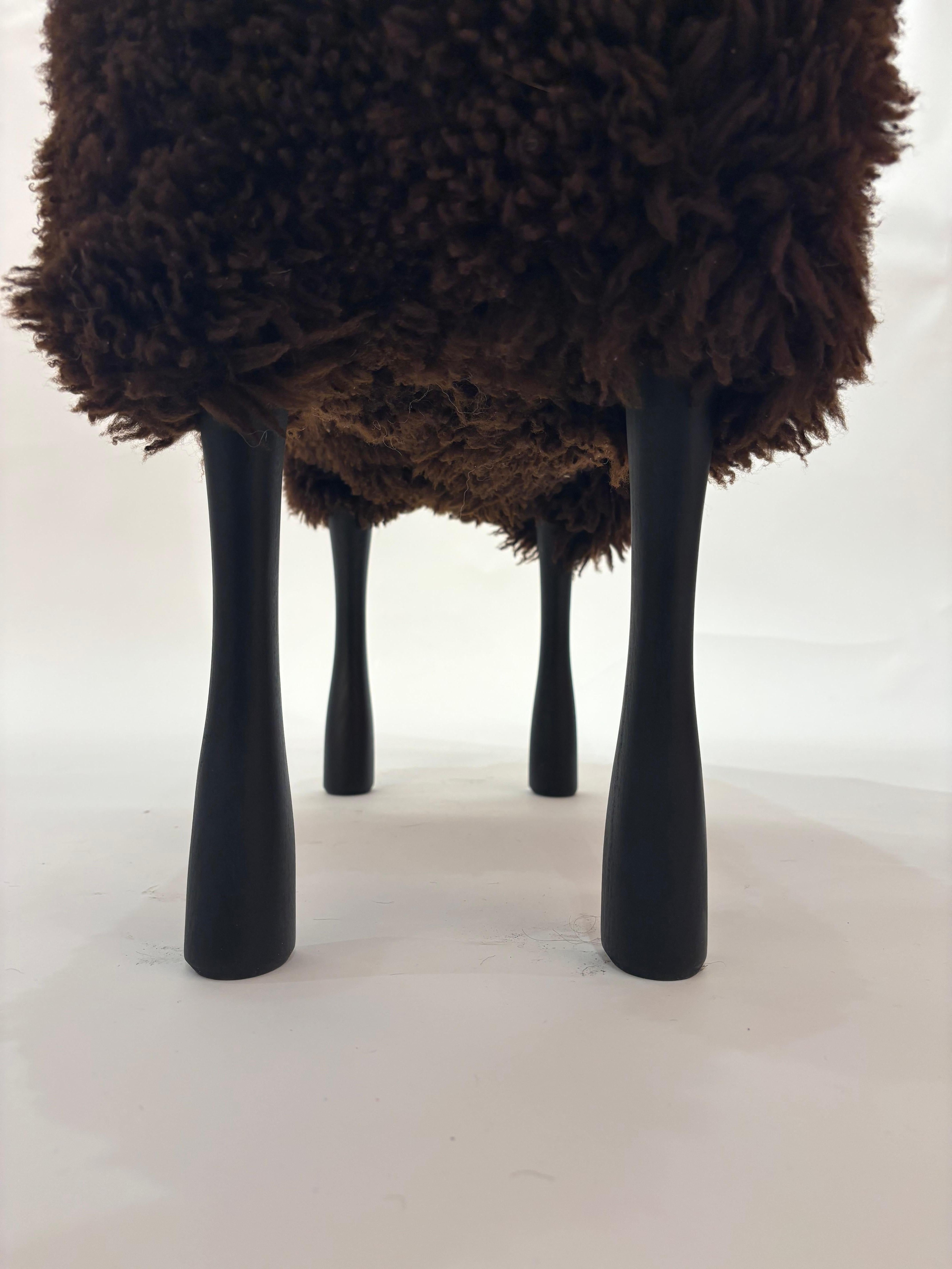 Allemand Mouton fait à la main en fourrure Brown et en bois de teck par Hans Peter Krafft, Meier Allemagne. en vente