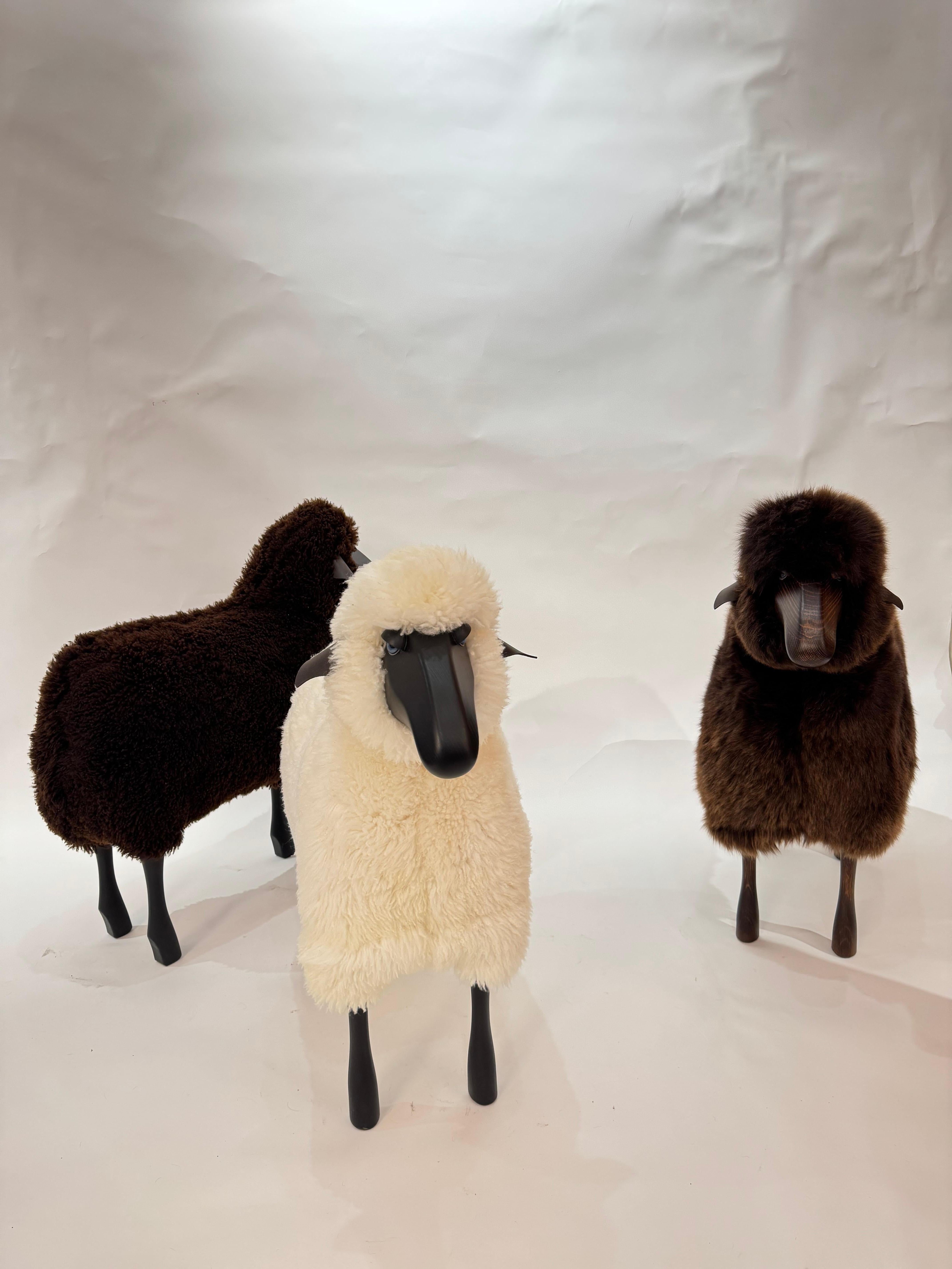 Mouton fait à la main en fourrure brune et en bois couleur teck. Conçu par l'artiste et designer allemand Hans-Peter Krafft, produit en Allemagne par Meier Germany. 

Utilisé à l'origine comme tabouret, le mouton est aussi un bel objet sculptural.