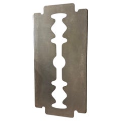 «Razorblade», una escultura minimalista e industrial del artista francés Philippe Perrin.