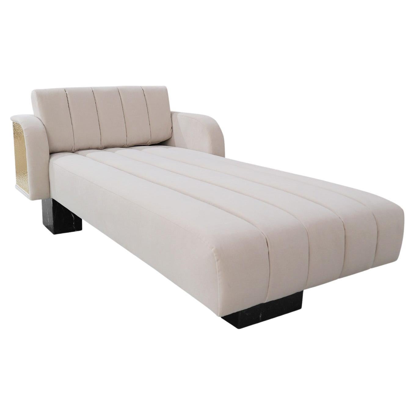 Modernes Tagesbett aus Samt, Beinen aus Nero Marquina-Marmor und Messingdetails im Angebot