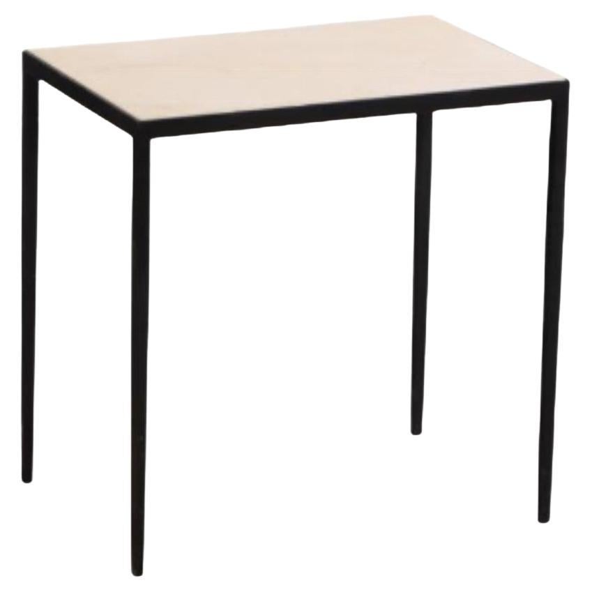 Ein Beistelltisch aus lackiertem Eisen und Pergament in der Art von Jean-Michel Frank
