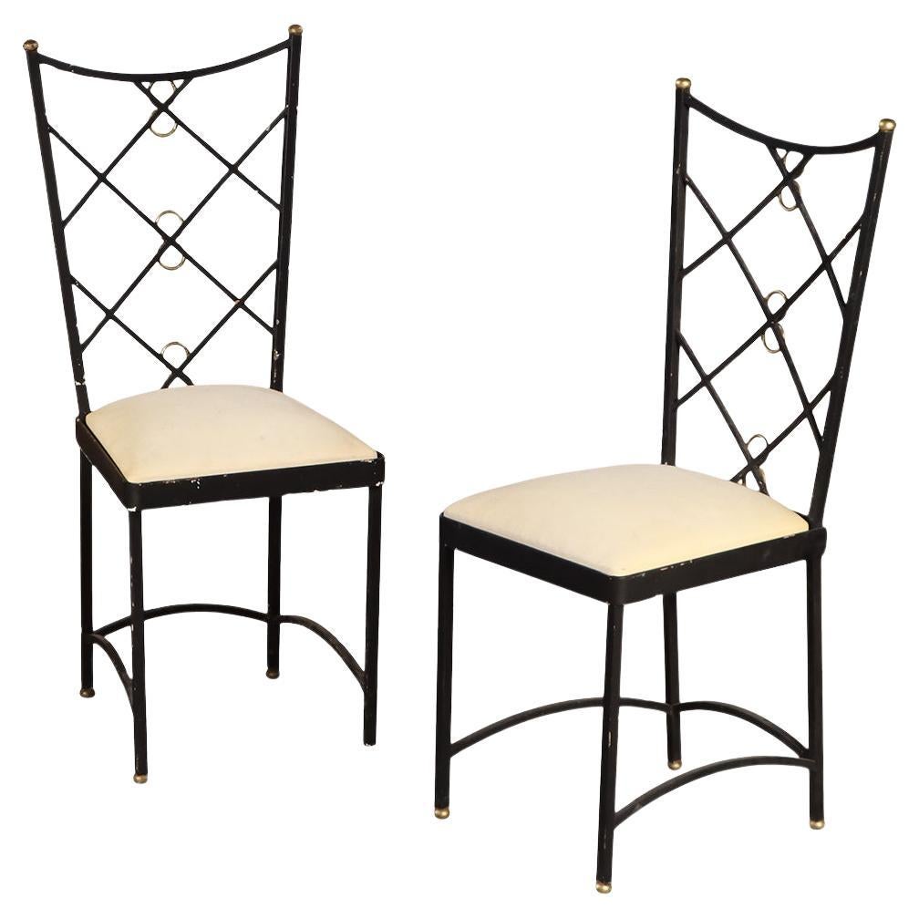 Un set di quattro sedie francesi in ferro battuto e ottone alla maniera di Andre Arbus.