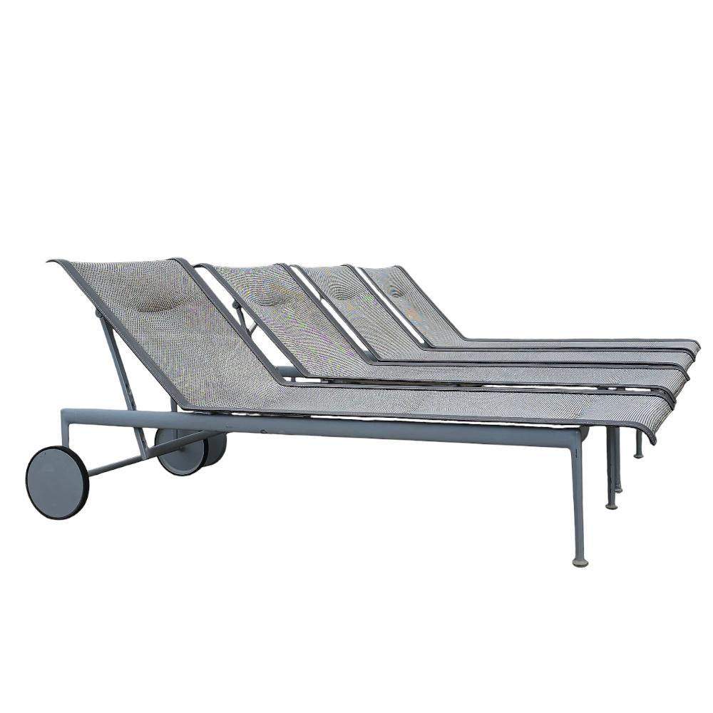 Dieses Set aus vier verstellbaren Liegen aus der 1966 Collection'S von Richard Schultz ist ein ikonisches Beispiel für modernes Outdoor-Design und verbindet elegante Ästhetik mit ergonomischem Komfort. Ursprünglich für Florence Knoll entworfen und