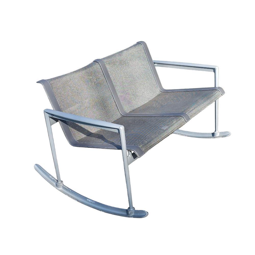 Vera e propria icona del design, questo dondolo doppio della Collection'S 1966 di Richard Schultz dona un'eleganza modernista e senza tempo a qualsiasi ambiente esterno. Disegnato originariamente per Florence Knoll e riprodotto da Richard Schultz