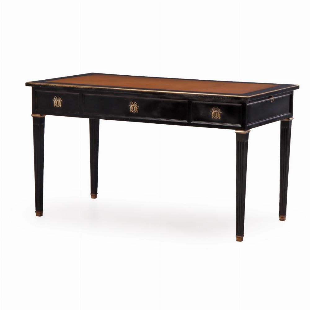 Un majestuoso escritorio francés de estilo Luis XIV con un tablero rectangular con una rica superficie de escritura de cuero labrado, enmarcada por un borde moldeado, y flanqueada a ambos lados por guías extraíbles forradas de cuero, que ofrecen un