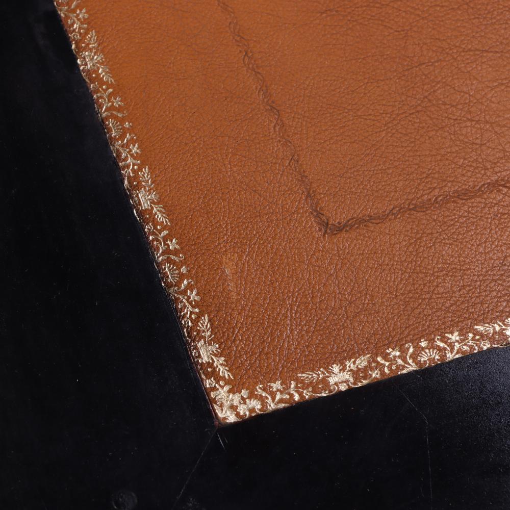 Escritorio francés de caoba ebonizada estilo Luis XIV, c. 1940 en Bueno estado para la venta en Philadelphia, PA