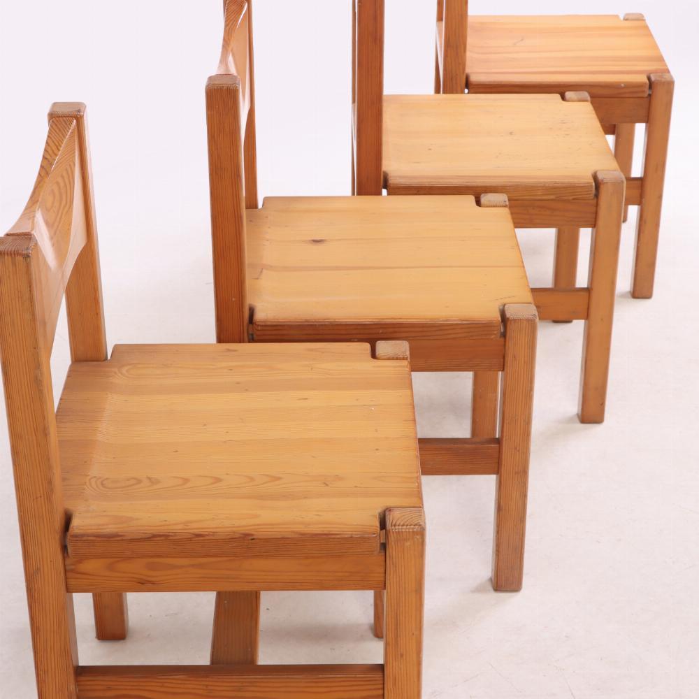 Entièrement fabriquées en pin massif, ces chaises sculpturales mettent en valeur le mélange de fonctionnalité et de forme organique propre à Tapiovaara, enraciné dans les idéaux modernistes finlandais.

Les dos typiques de Tapiovaara sont fendus et