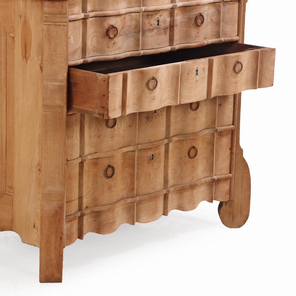 Dutch Walnut Bombe Commode, 19th C. In Good Condition For Sale In Philadelphia, PA