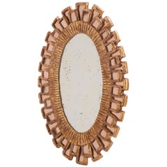 Espejo pequeño ovalado de resina dorada y cristal rosa