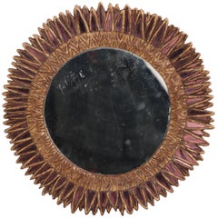 Ein kleiner, rosafarbener „Sunburst“-Spiegel aus Glas und Kunstharz im Stil von Line Vautrin