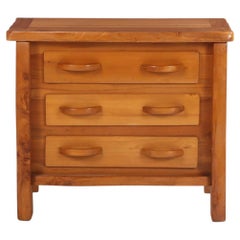 Comodino brutalista in legno di olmo francese a tre cassetti, 1970 circa