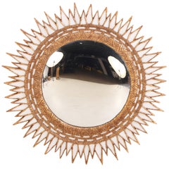 Ein konvexer Spiegel aus Elfenbeinglas und Kunstharz im Stil von Line Vautrin. Contemporar